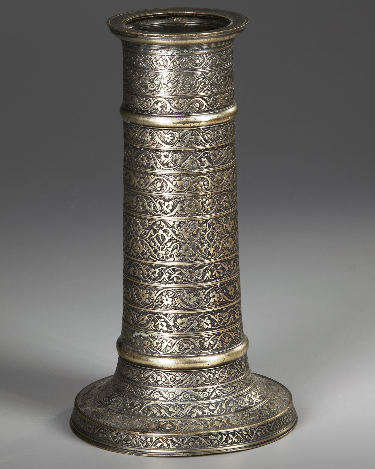 A SAFAVID BRASS TORCH STAND (SHAMDAN), PERSIA, 17TH CENTURY - Bild 3 aus 8