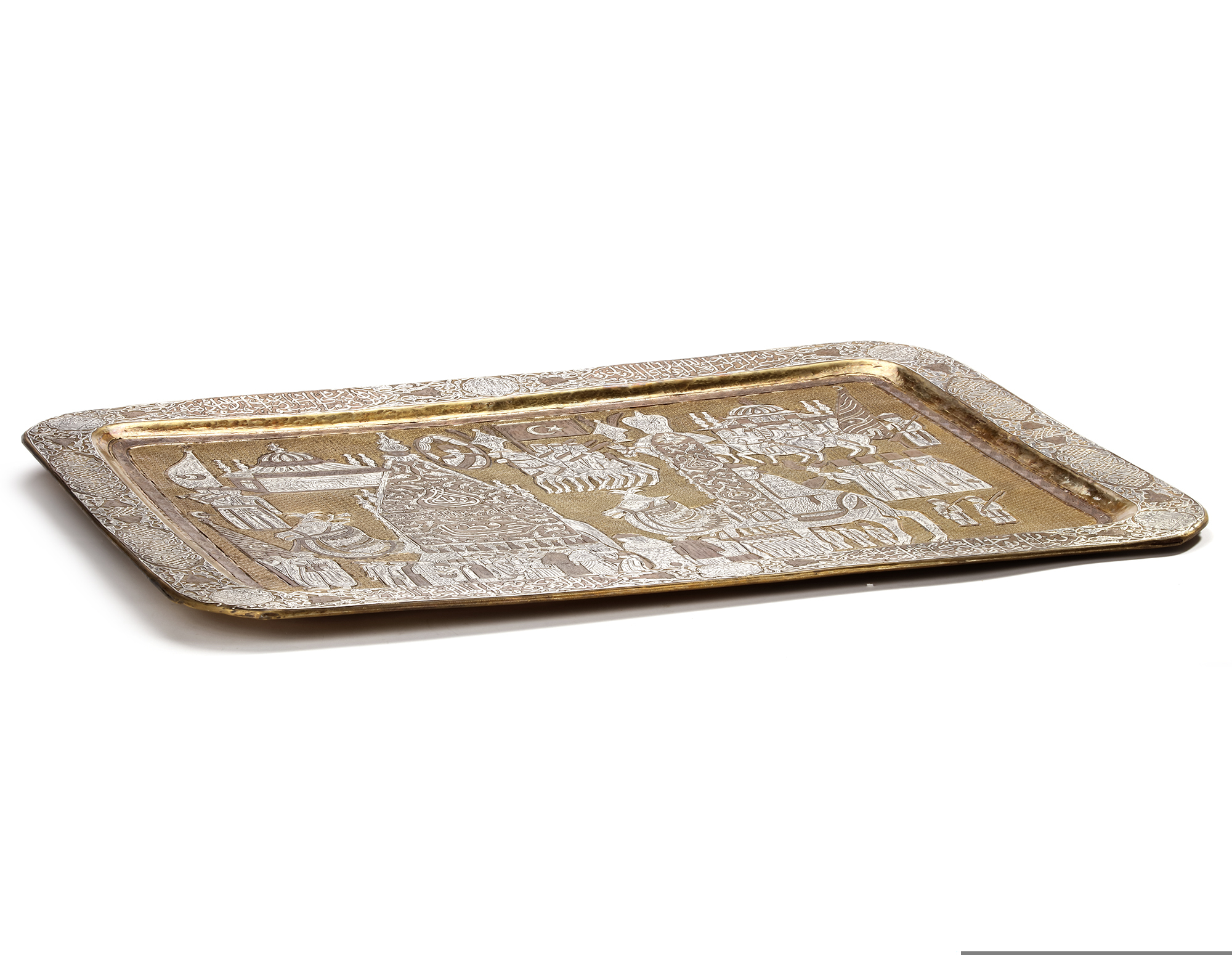 A LARGE MAMLUK REVIVAL SILVER AND COPPER INLAID BRASS TRAY DEPICTING THE MAHMAL PROCESSION TO MECCA, - Bild 6 aus 8