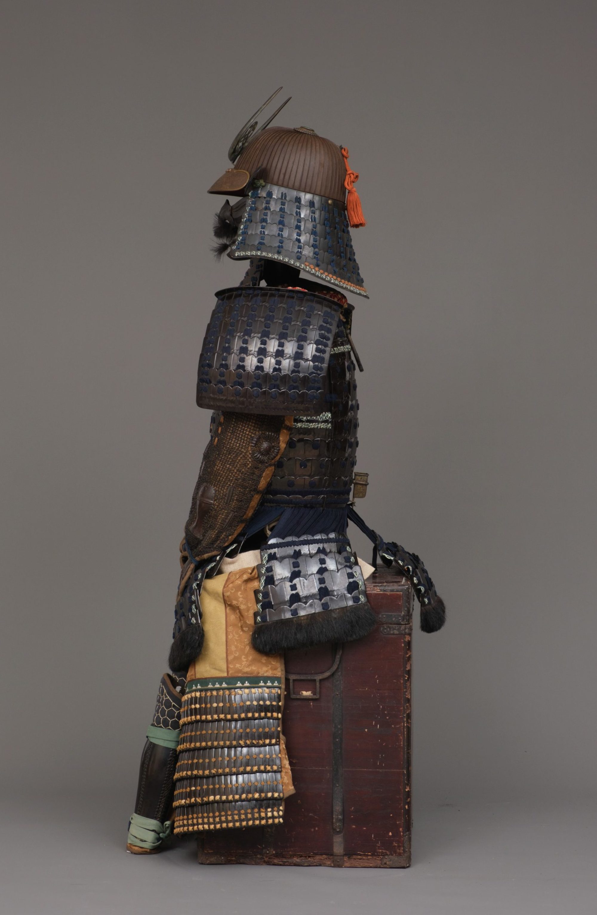 A JAPANESE SUIT OF ARMOUR (YOROI), FIRST HALF 19TH CENTURY (LATE EDO PERIOD) - Image 3 of 4