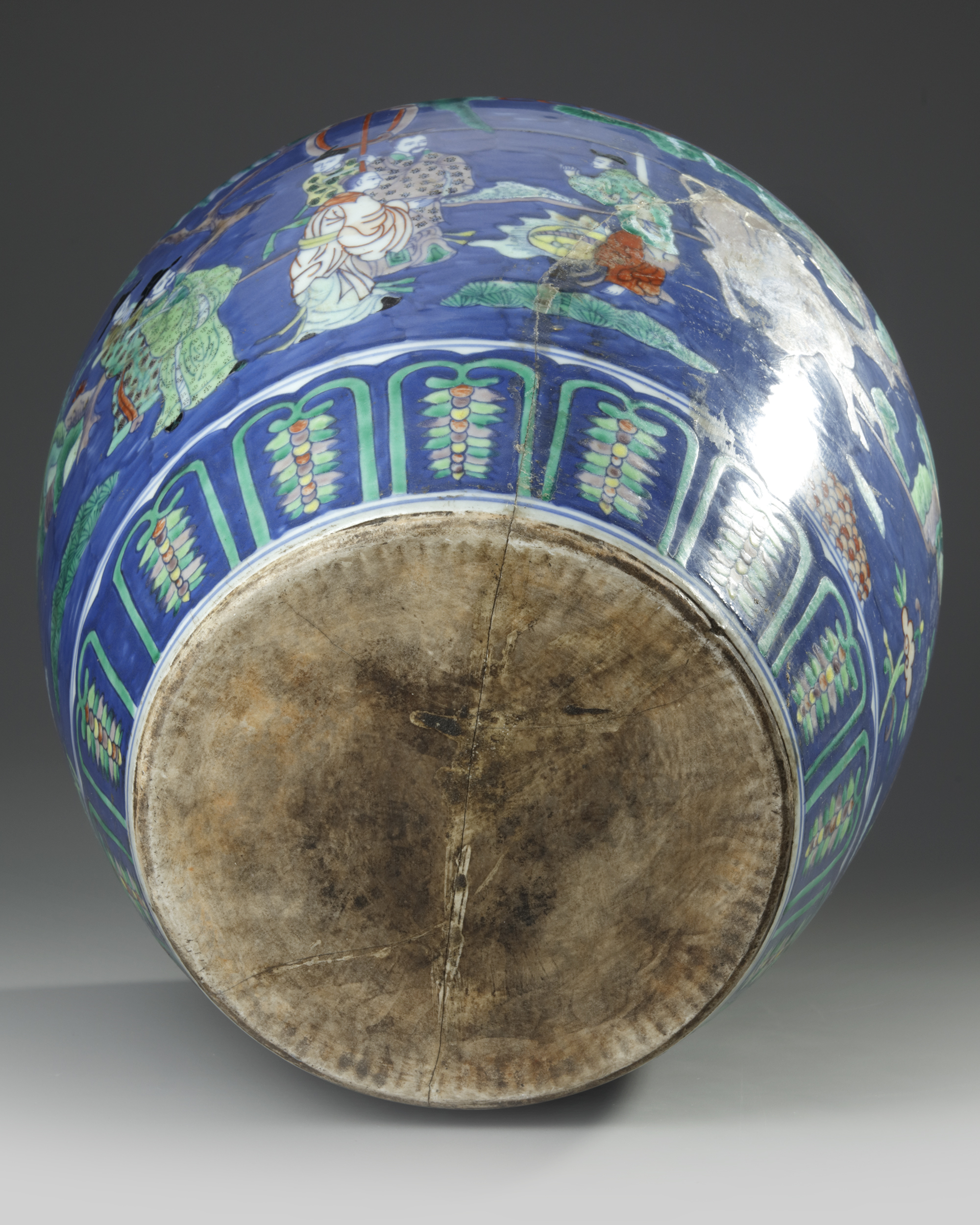A CHINESE DOUCAI BLUE GROUND VASE, QING DYNASTY (1644-1911) - Image 4 of 4