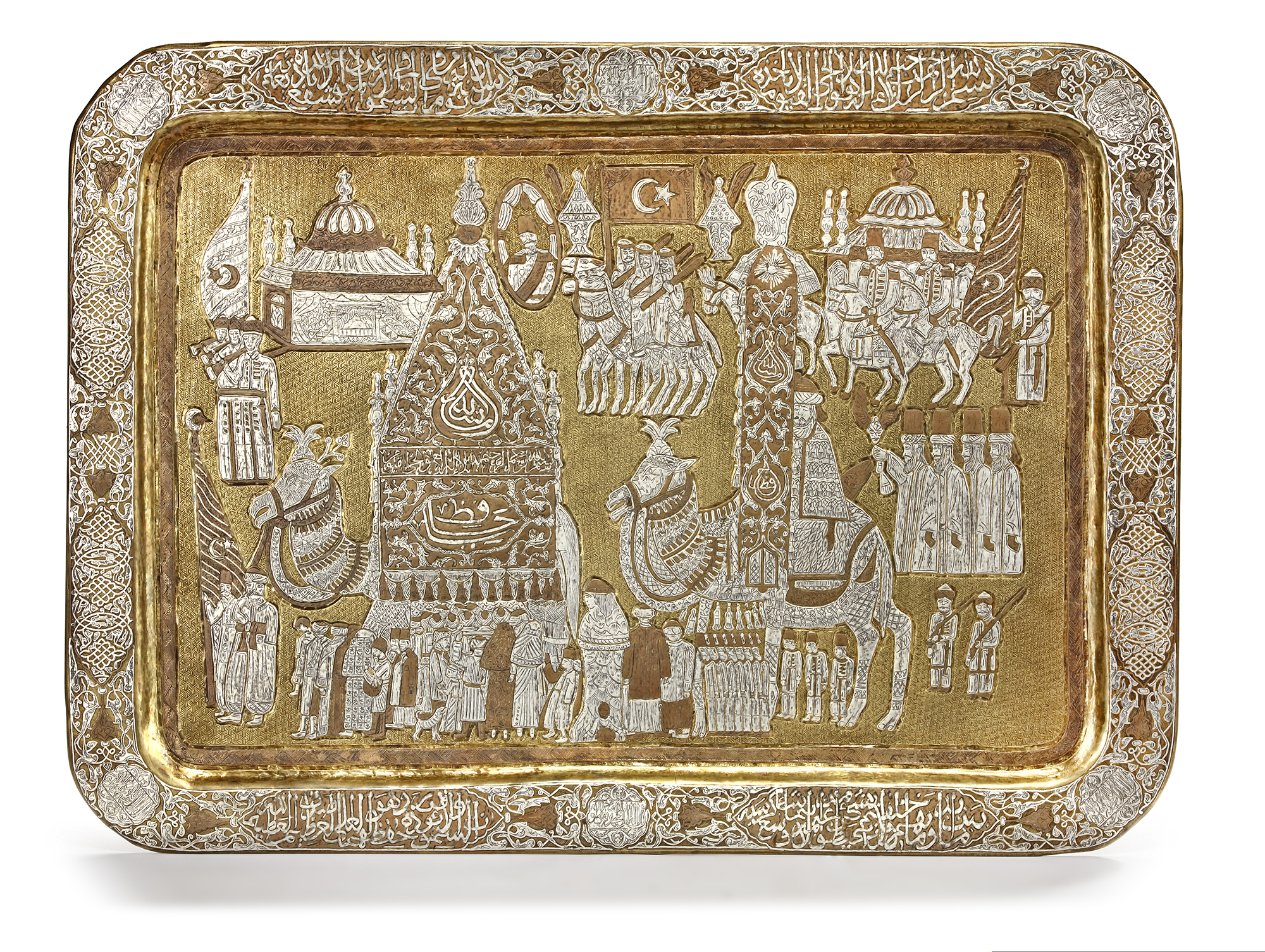 A LARGE MAMLUK REVIVAL SILVER AND COPPER INLAID BRASS TRAY DEPICTING THE MAHMAL PROCESSION TO MECCA, - Bild 2 aus 8