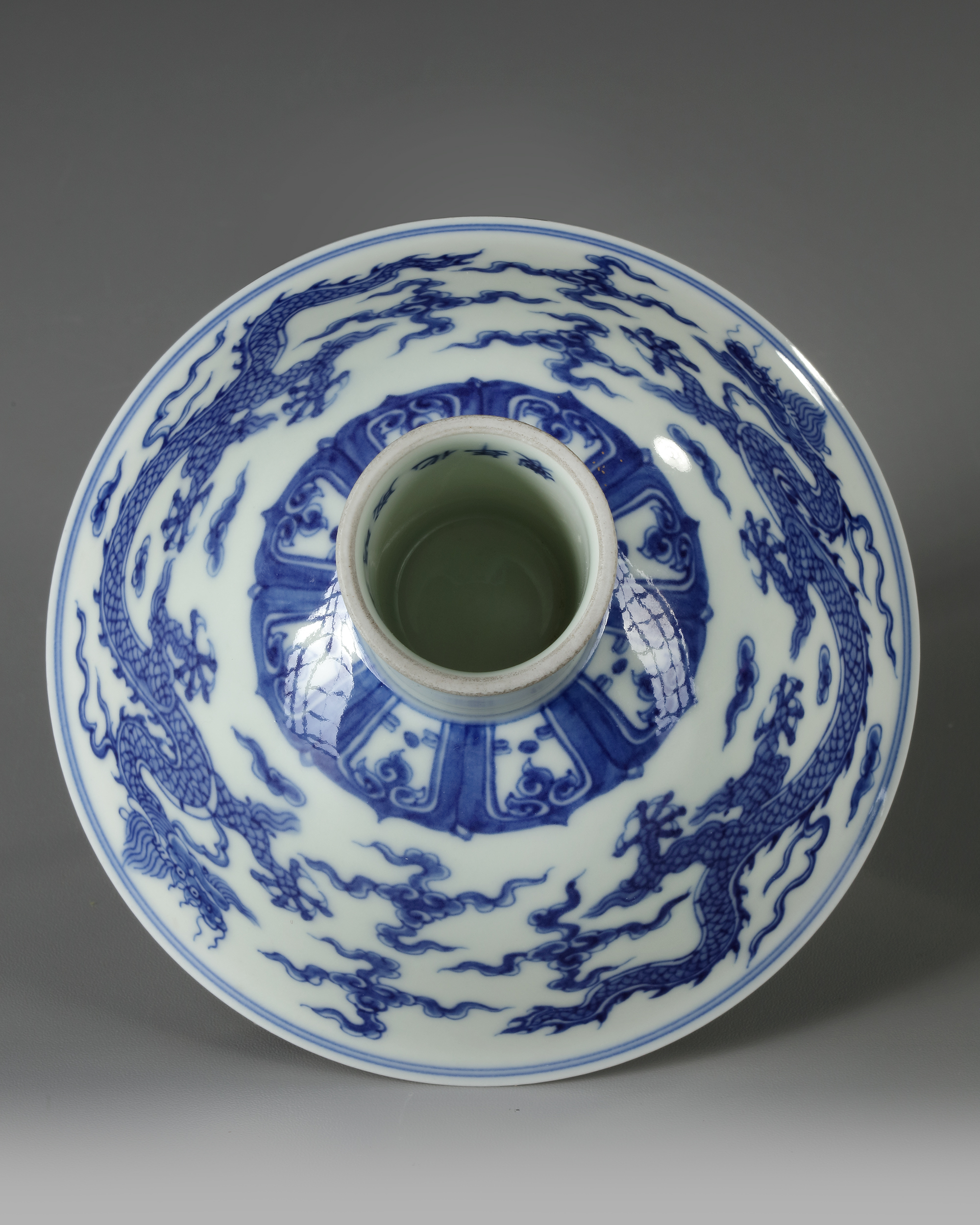 A CHINESE BLUE AND WHITE DRAGONS STEM BOWL, QING DYNASTY (1644-1911) - Image 4 of 5