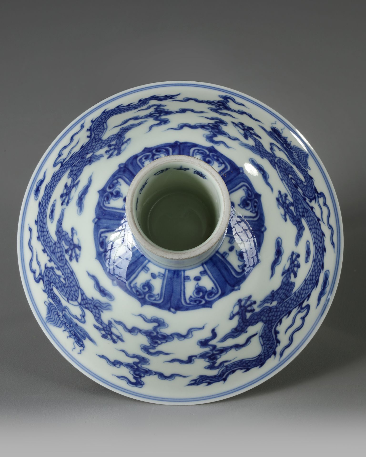 A CHINESE BLUE AND WHITE DRAGONS STEM BOWL, QING DYNASTY (1644-1911) - Bild 4 aus 5