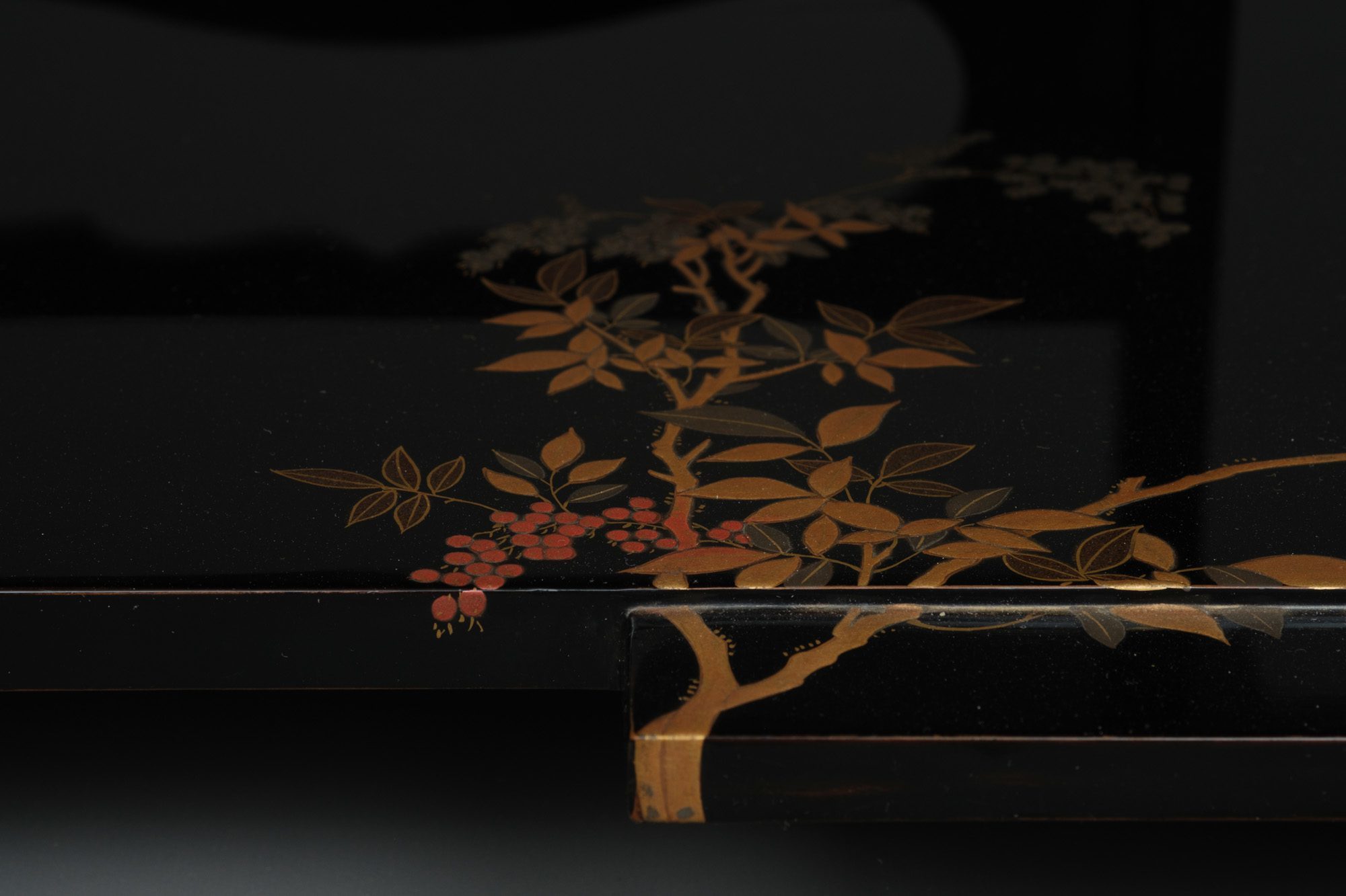 A JAPANESE LACQUER LOW TWO-TIERED DISPLAY TABLE, 1912-1926 (TAISHO PERIOD) - Image 14 of 15