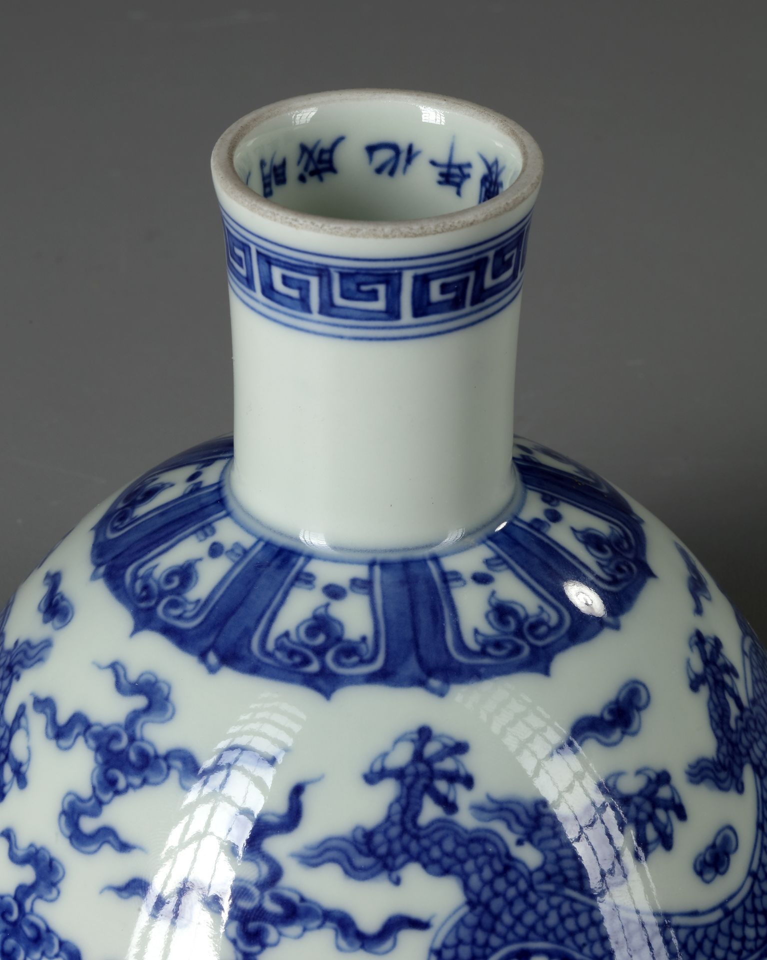 A CHINESE BLUE AND WHITE DRAGONS STEM BOWL, QING DYNASTY (1644-1911) - Bild 5 aus 5