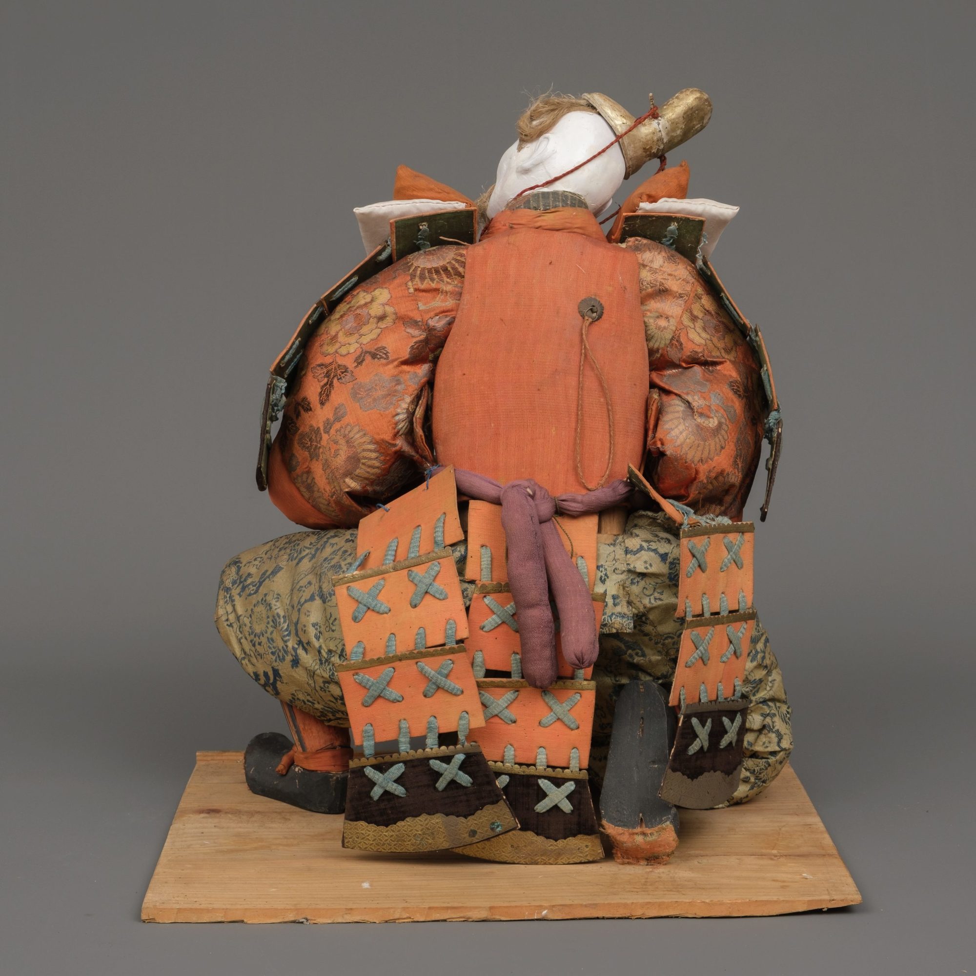 A LARGE JAPANESE HAND-CRAFTED WARRIOR DOLL, 18TH CENTURY - Image 4 of 6