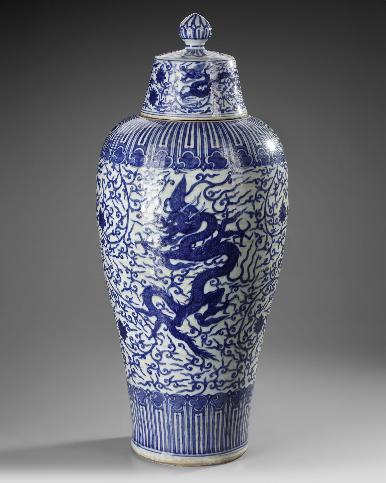 A MASSIVE BLUE AND WHITE ‘DRAGON’ VASE, MEIPING, WITH COVER - Bild 4 aus 7