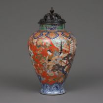 A LARGE JAPANESE IMARI-VERTE PORCELAIN VASE, SECOND HALF 19TH CENTURY (EARLY MEIJI PERIOD)