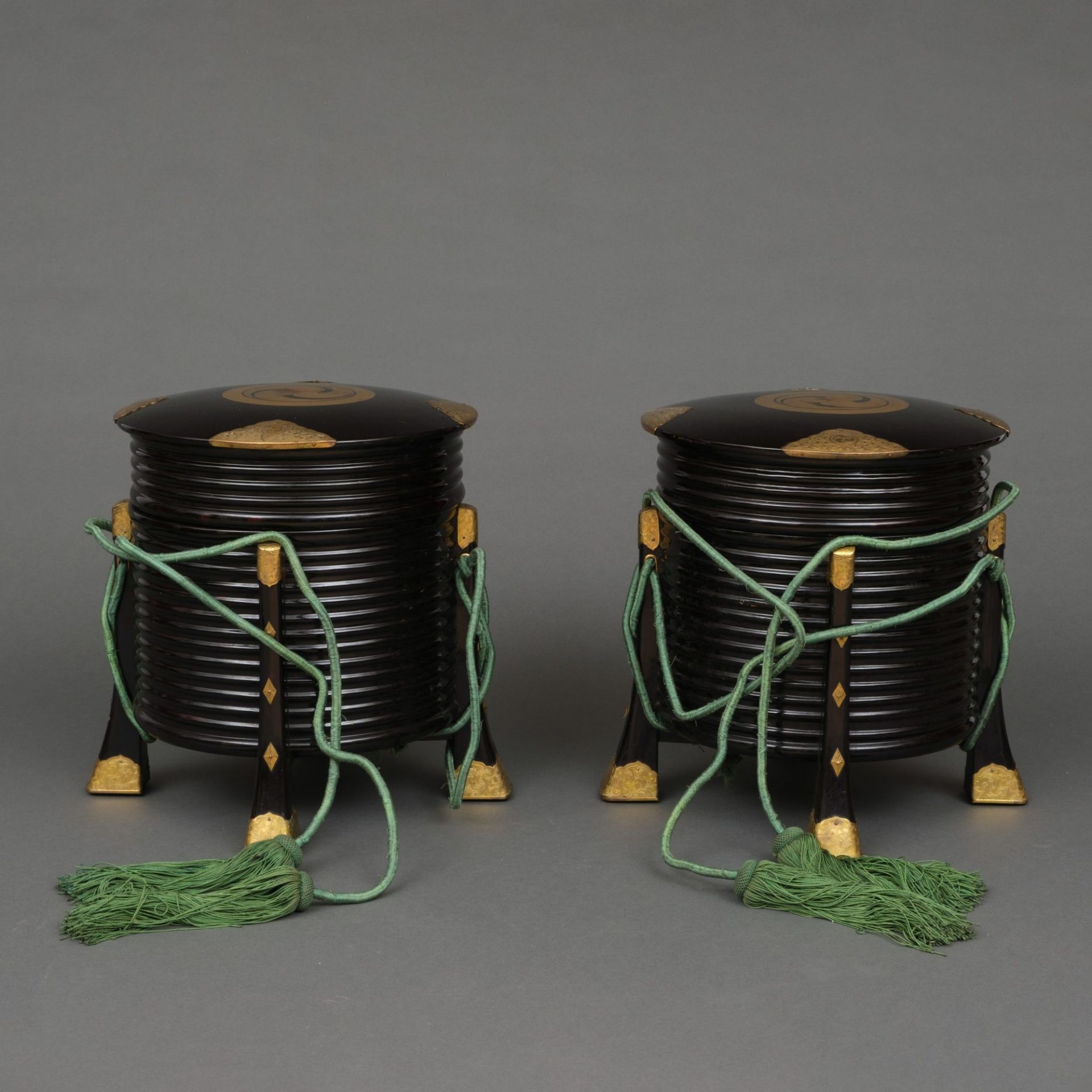 A PAIR OF JAPANESE BLACK LACQUERED WOODEN STORAGE CONTAINERS, FIRST HALF 19TH CENTURY (LATE EDO PERI - Bild 2 aus 5