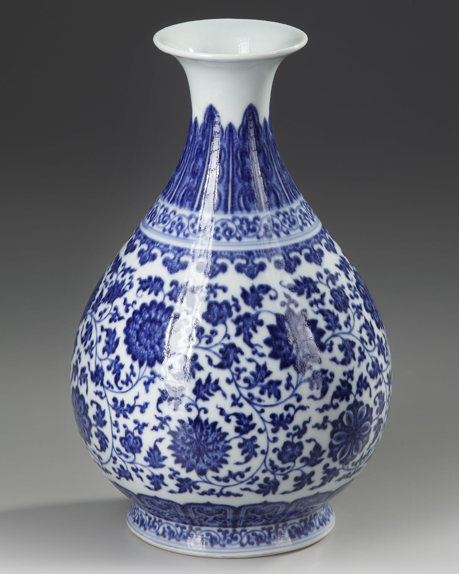 A CHINESE UNDER-GLAZE BLUE AND WHITE MING-STYLE PEAR SHAPED VASE, QING DYNASTY (1644-1911) - Bild 2 aus 4