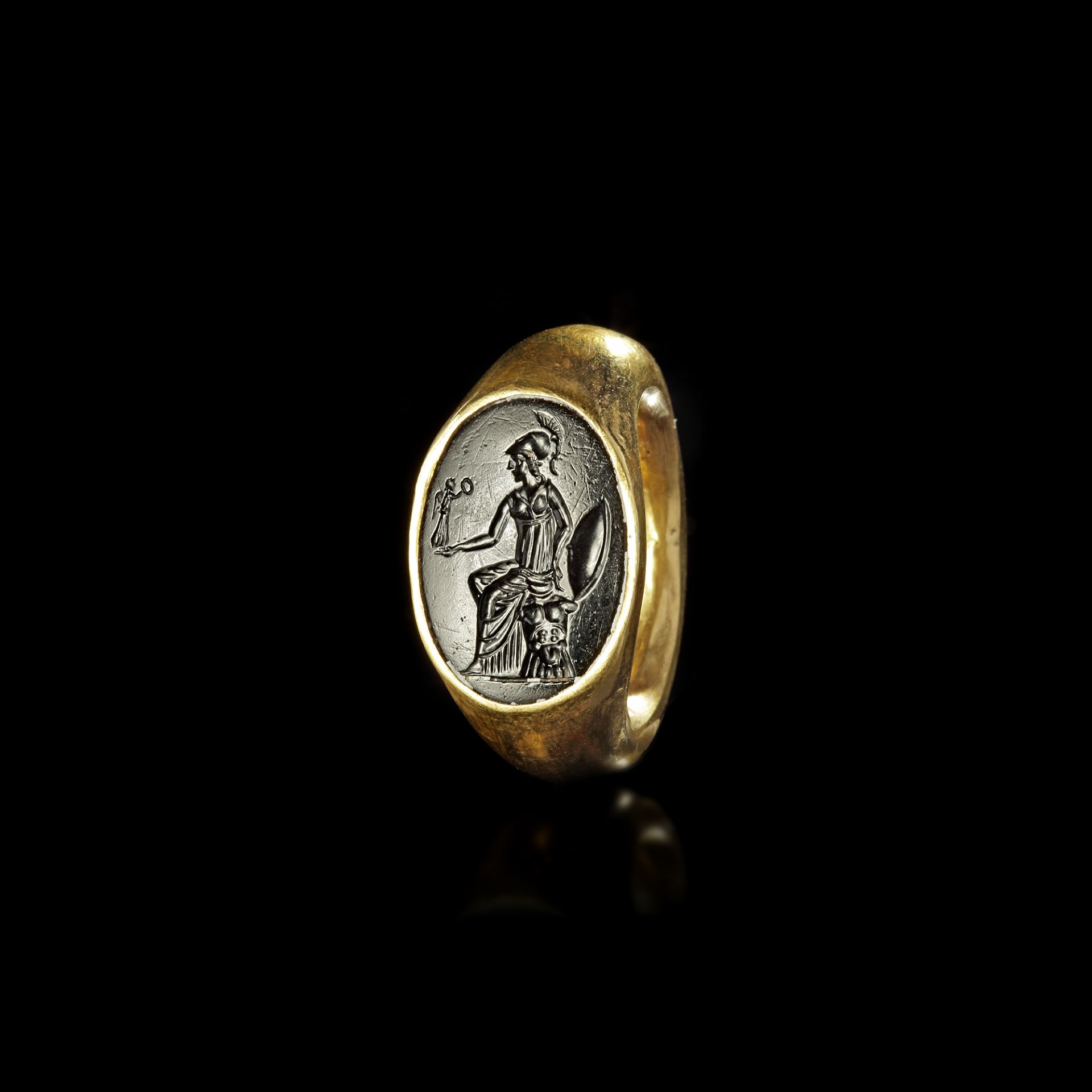 A LARGE ROMAN GOLD RING WITH A BLACK JASPER INTAGLIO OF MINERVA/ATHENA, 1ST CENTURY AD