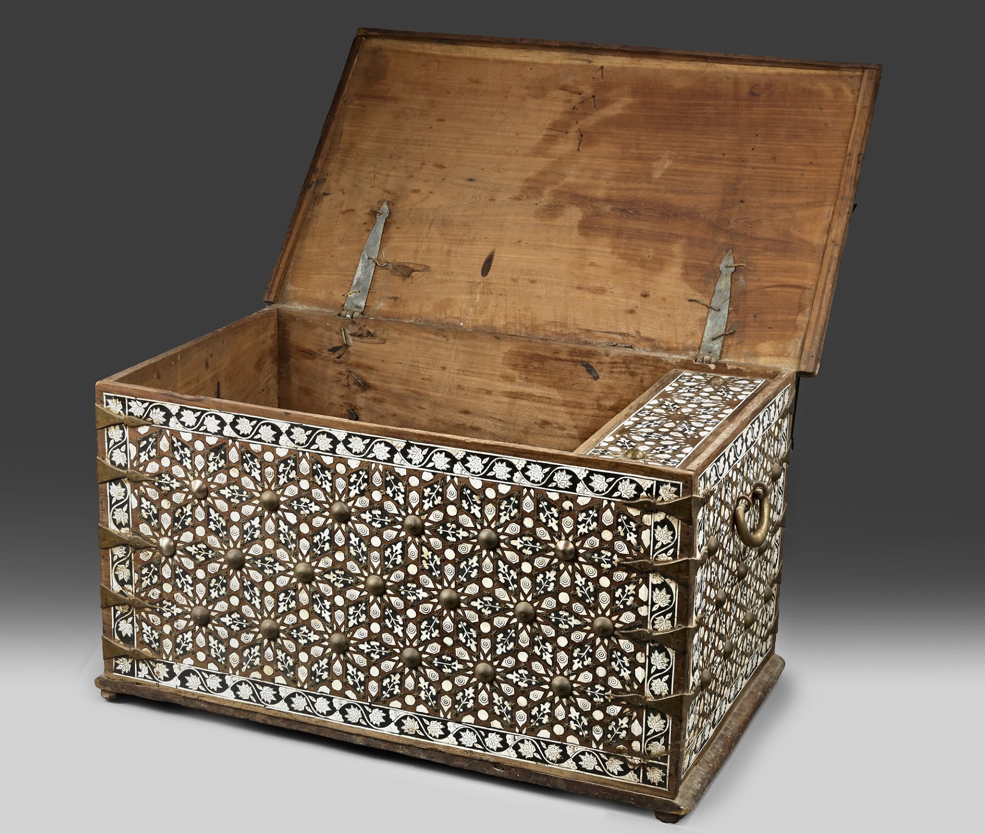 A LARGE OTTOMAN BONE INLAID WOODEN CHEST, SYRIA, LATE 19TH-EARLY 20TH CENTURY - Bild 2 aus 5