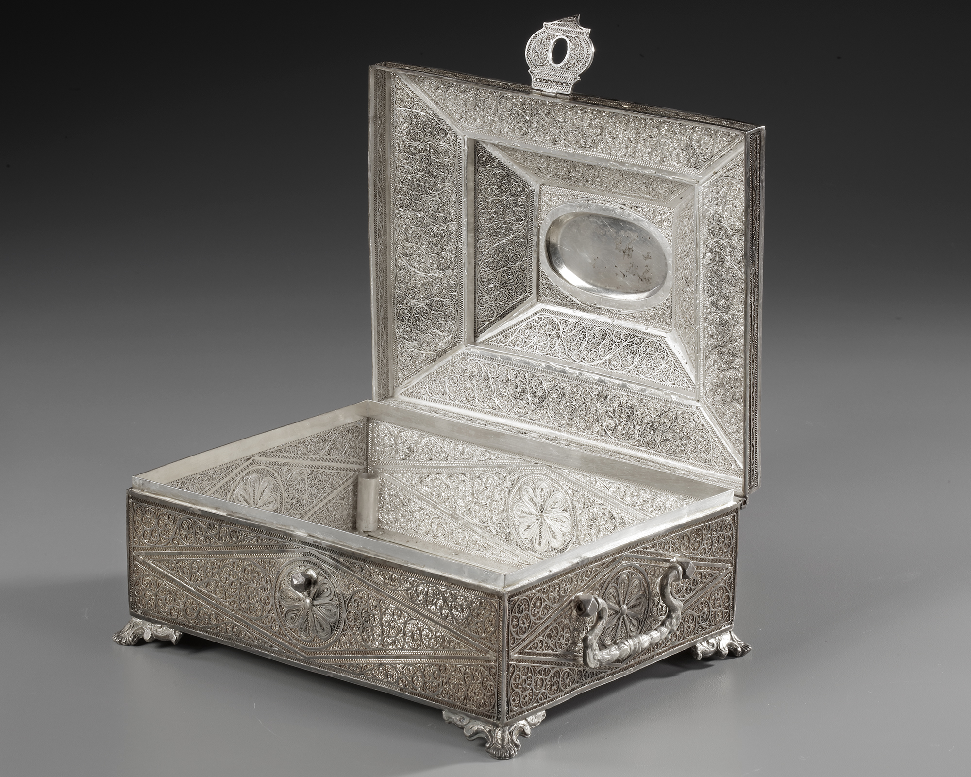 AN OTTOMAN SILVER FILIGREE CASKET, 19TH CENTURY - Image 3 of 5
