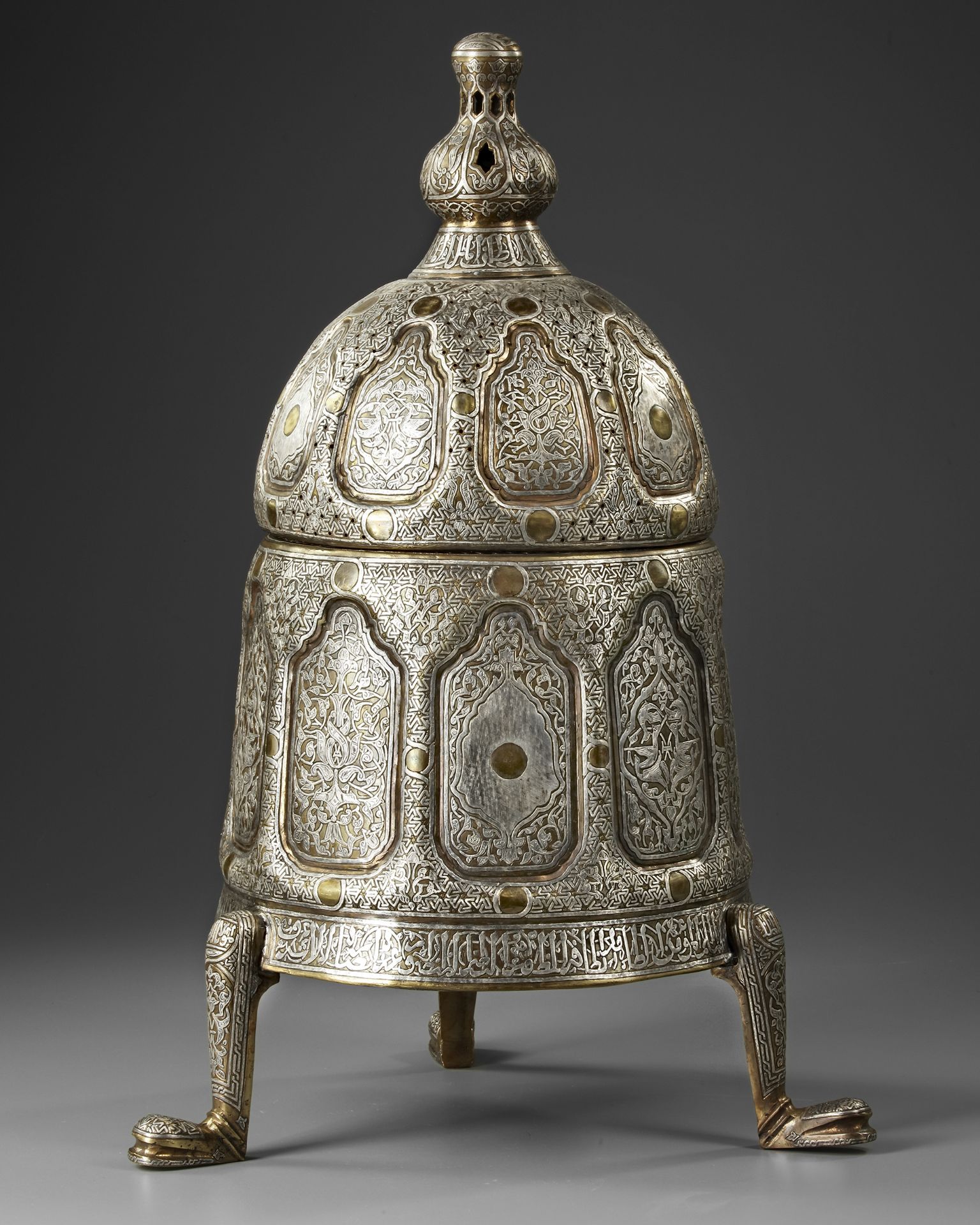 A MAMLUK REVIVAL SILVER INLAID BRONZE INCENSE BURNER, 20TH CENTURY - Bild 2 aus 4