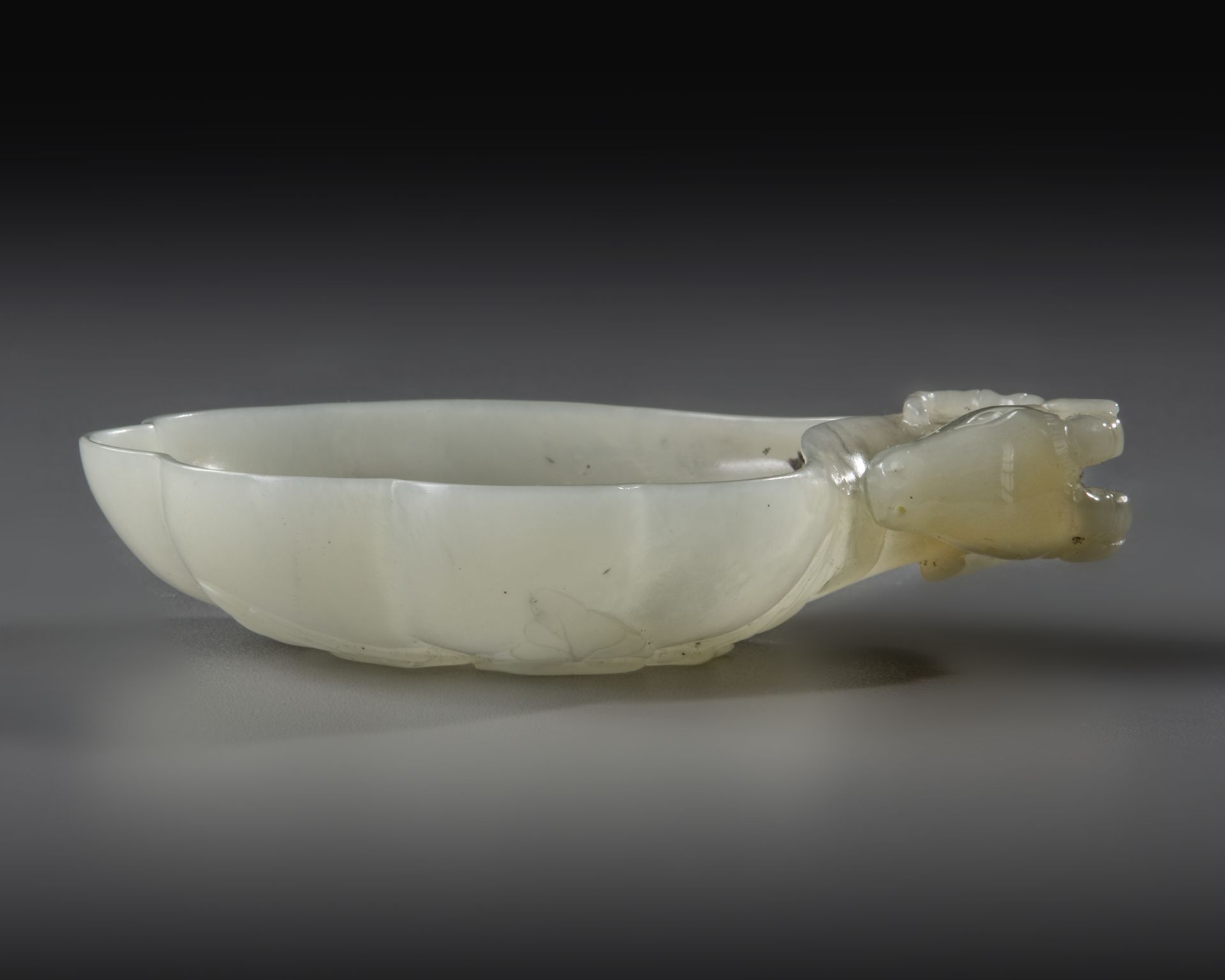 A MUGHAL-STYLE CARVED JADE RAMS CUP, 18TH CENTURY - Bild 6 aus 20