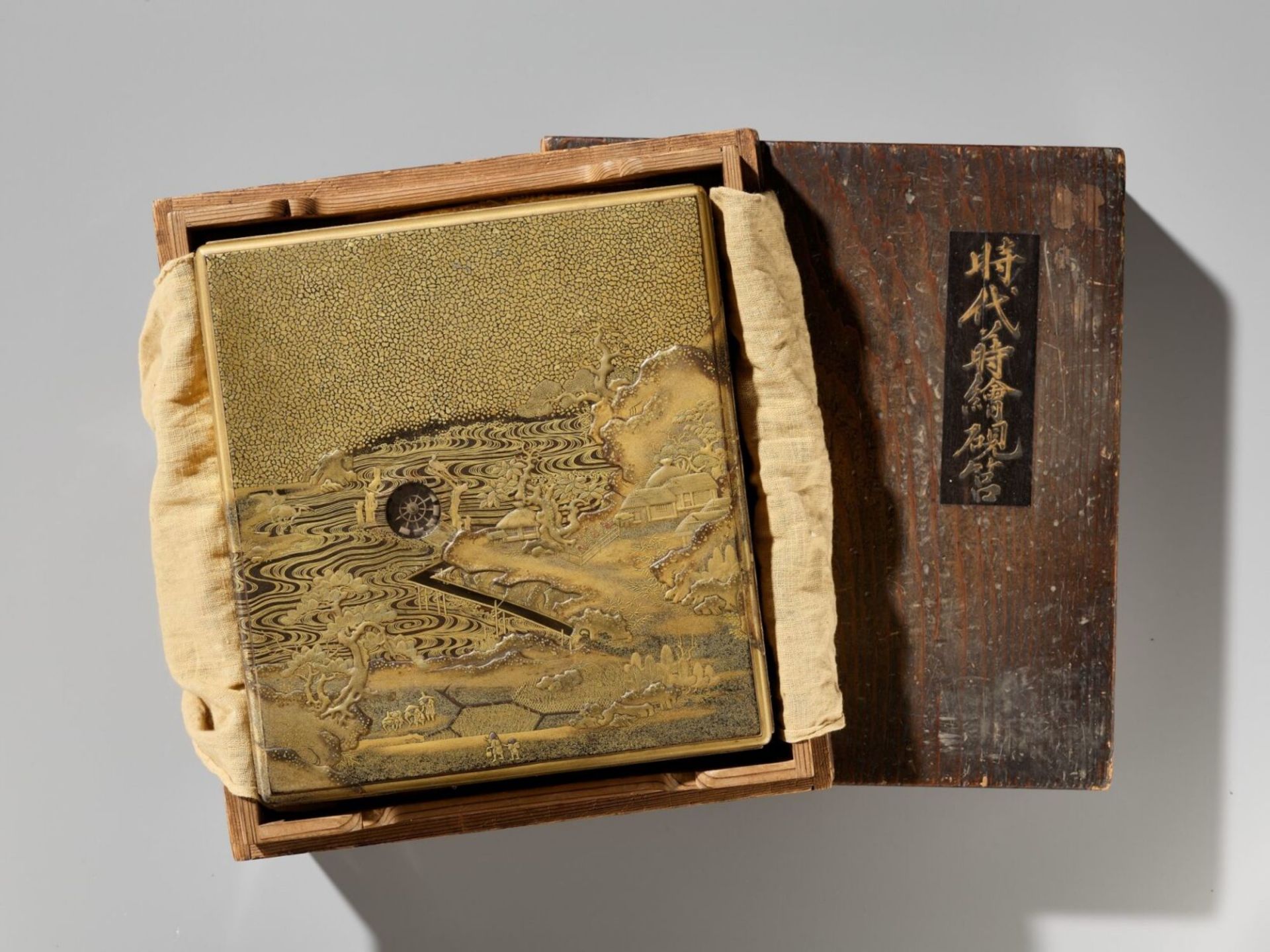 A SUPERB LACQUER SUZURIBAKO WITH A ‘WATERWHEEL’ MERCURY MECHANISM, JAPAN, SECOND HALF OF 18TH CENTUR - Bild 3 aus 10