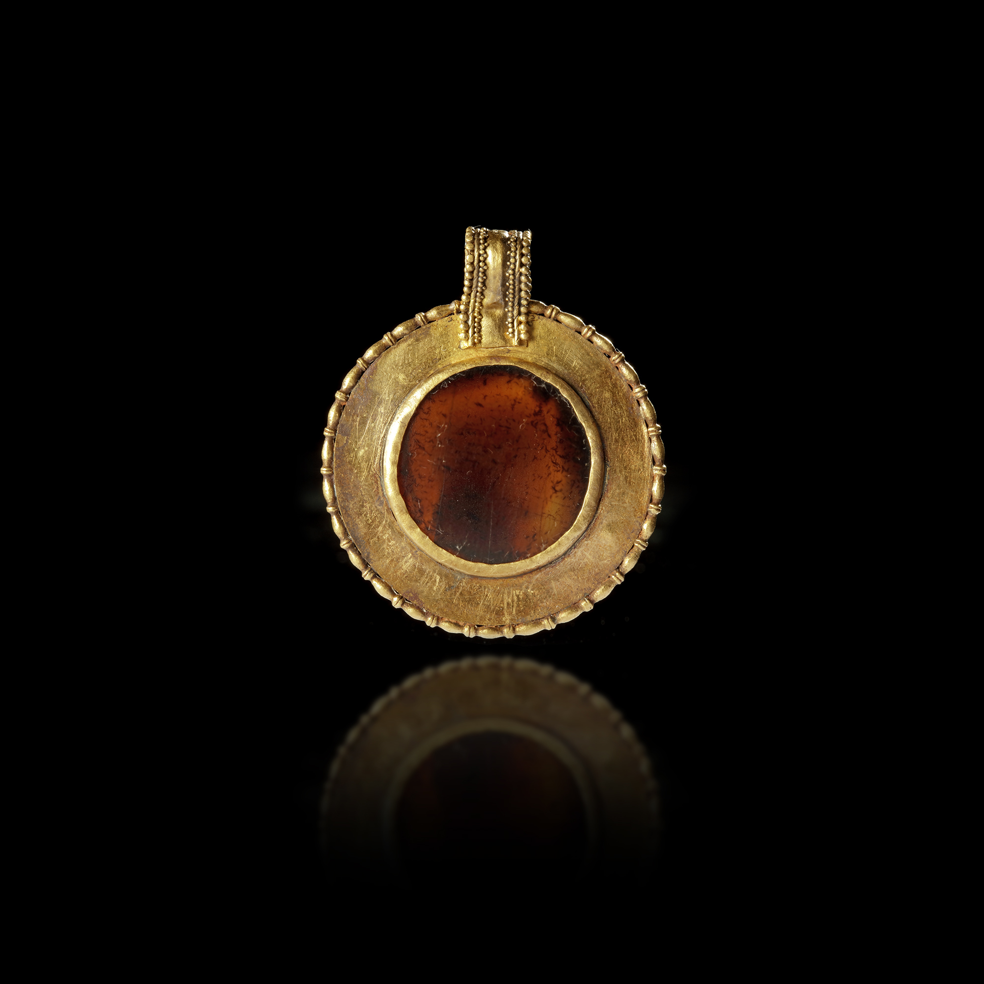 A ROMAN GOLD PENDANT WITH A CAMEO INLAY, 1ST-2ND CENTURY AD - Image 3 of 3