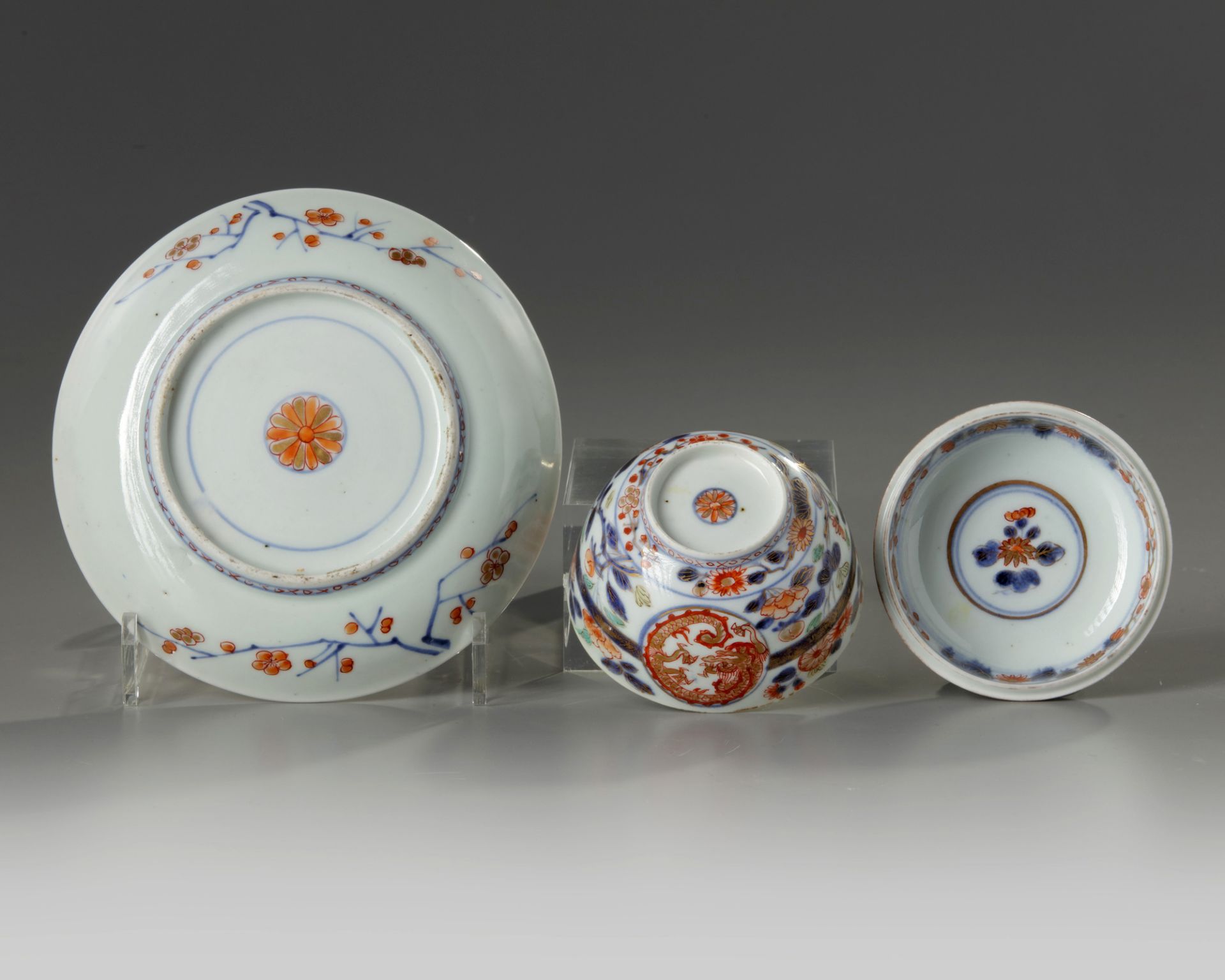 A JAPANESE IMARI TEACUP WITH COVER AND SAUCER, 17TH CENTURY - Image 6 of 6