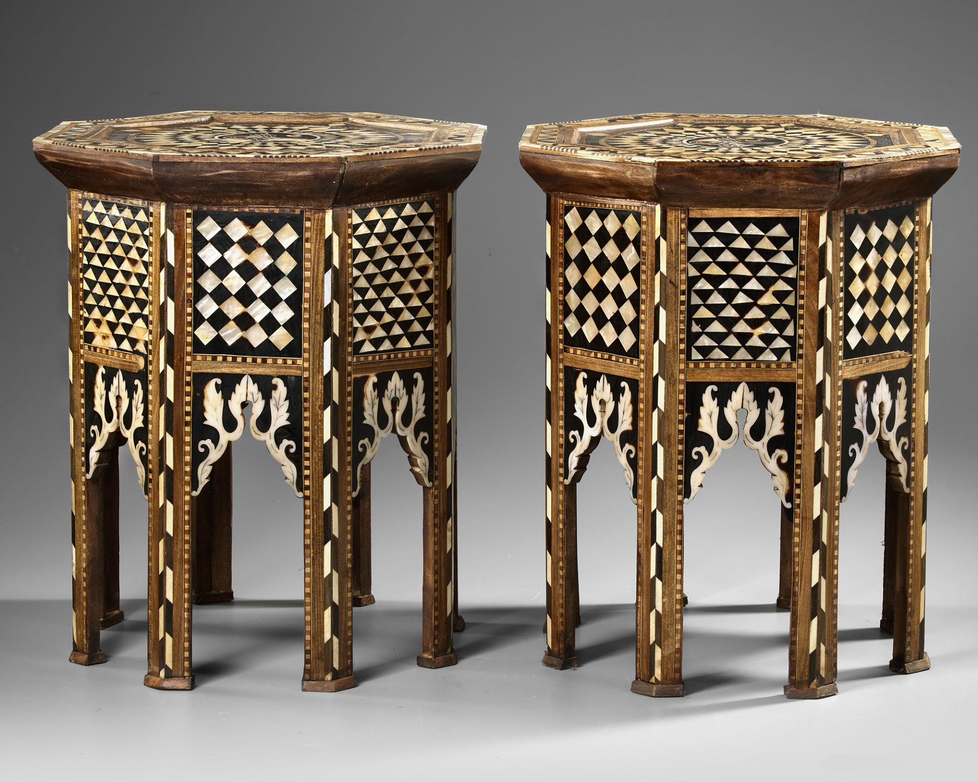 A PAIR OF OTTOMAN MOTHER OF PEARL AND TORTOISESHELL INLAID OCTAGONAL TABLES, EARLY 20TH CENTURY - Bild 3 aus 3