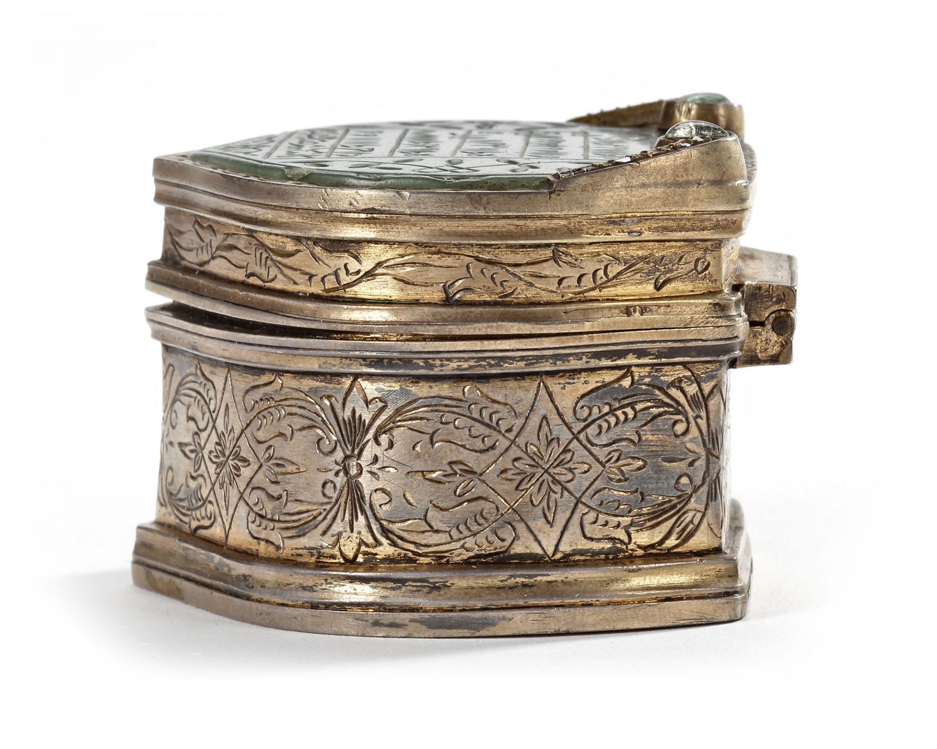 AN OTTOMAN JADE AND GEM-SET SILVER PLATED CASKET, 16TH CENTURY - Image 3 of 12