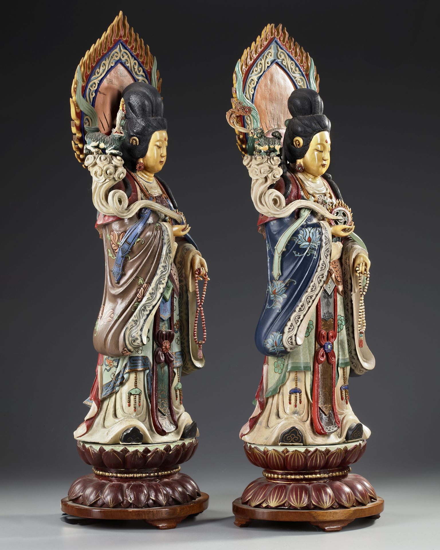 A PAIR OF CHINESE POLYCHROME PAINTED WOODEN CARVED FIGURES OF GUANYIN, EARLY 20TH CENTURY - Bild 5 aus 5