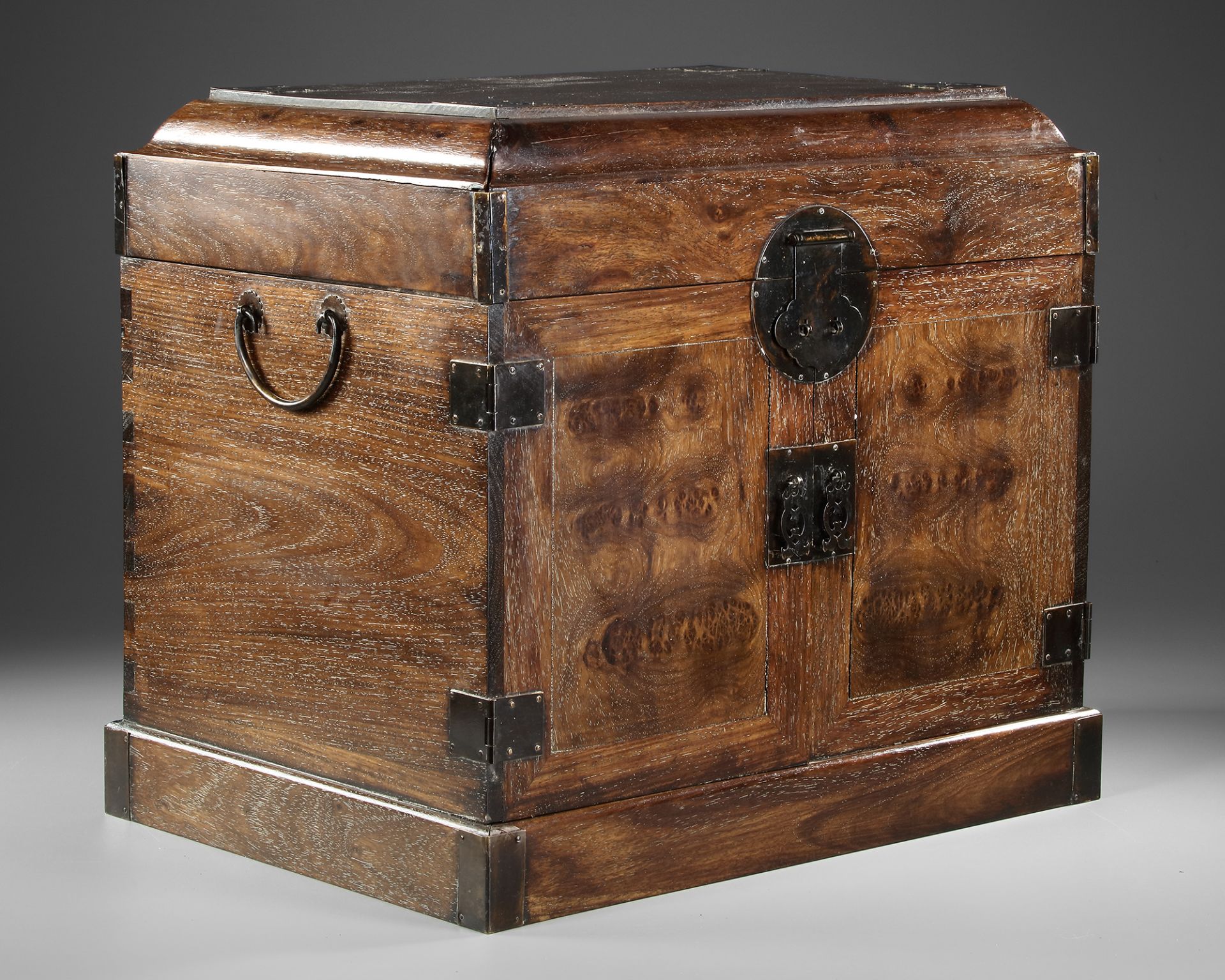 A CHINESE WOODEN CHEST, GUANPIXIANG, LATE 19TH CENTURY EARLY 20TH CENTURY