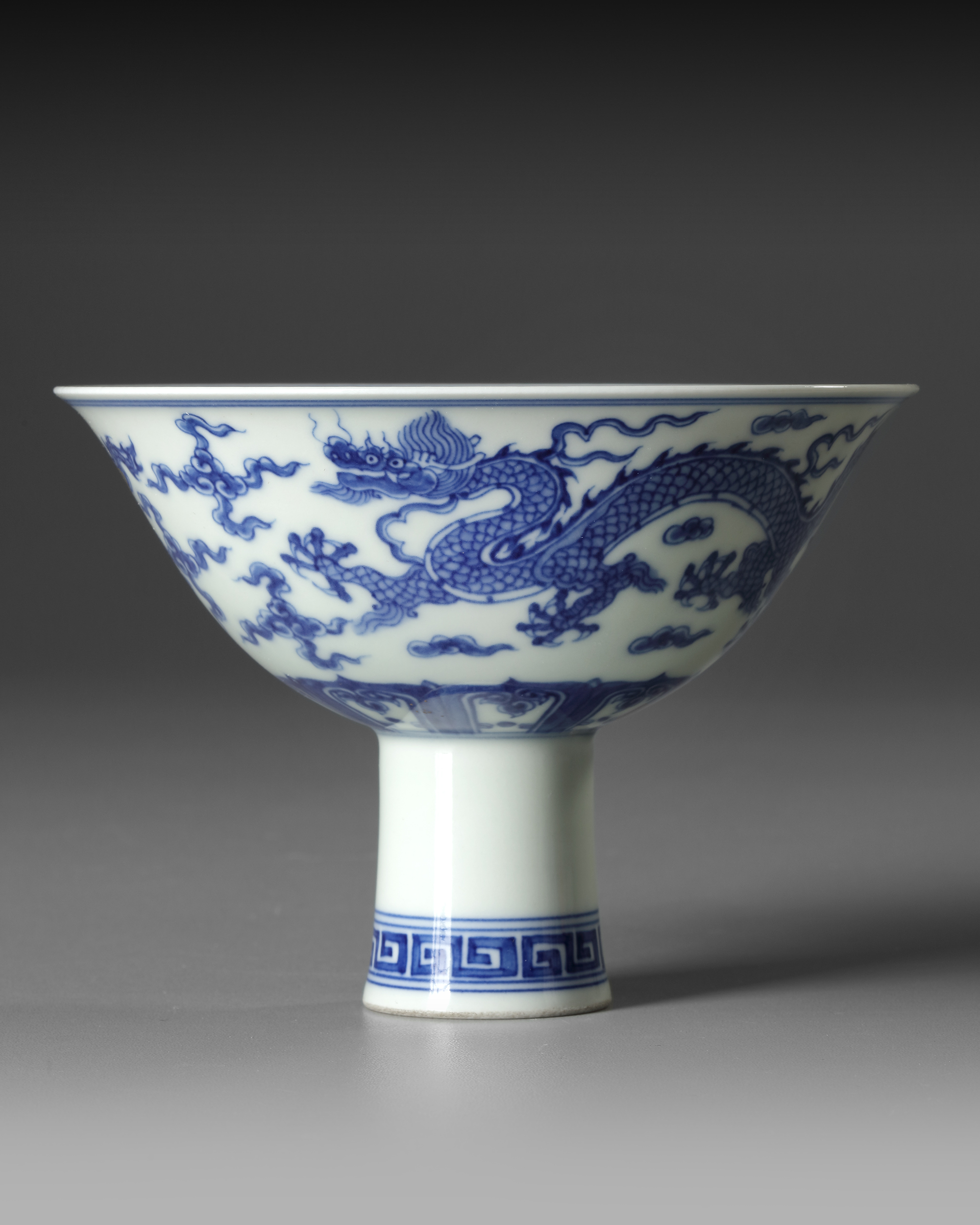 A CHINESE BLUE AND WHITE DRAGONS STEM BOWL, QING DYNASTY (1644-1911)