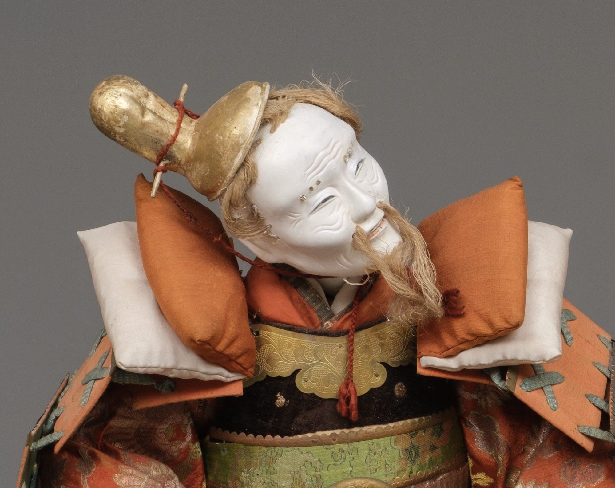 A LARGE JAPANESE HAND-CRAFTED WARRIOR DOLL, 18TH CENTURY - Image 6 of 6