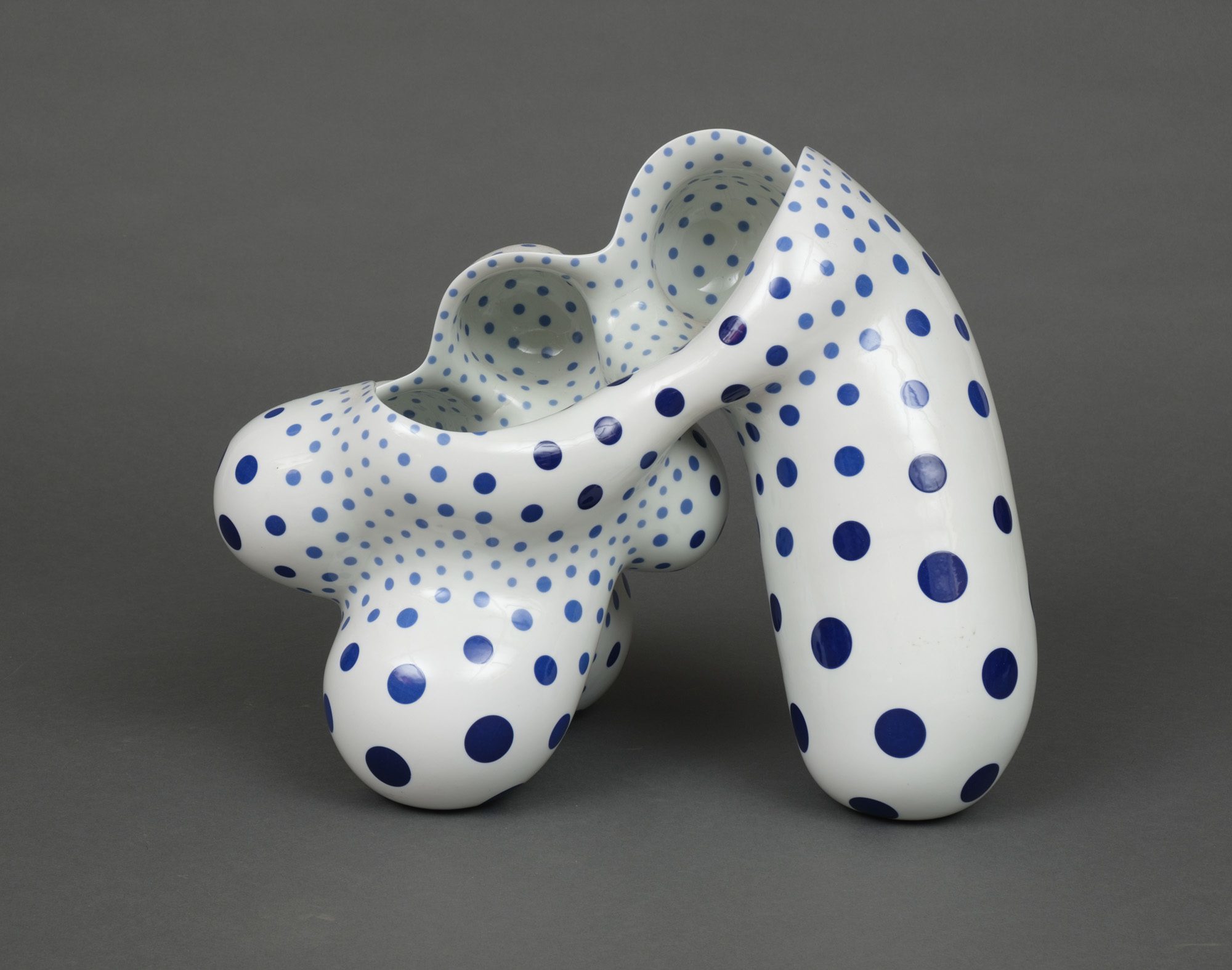 A LARGE PORCELAIN BIOMORPHIC SCULPTURE BY HARUMI NAKASHIMA, 2011 - Image 4 of 6