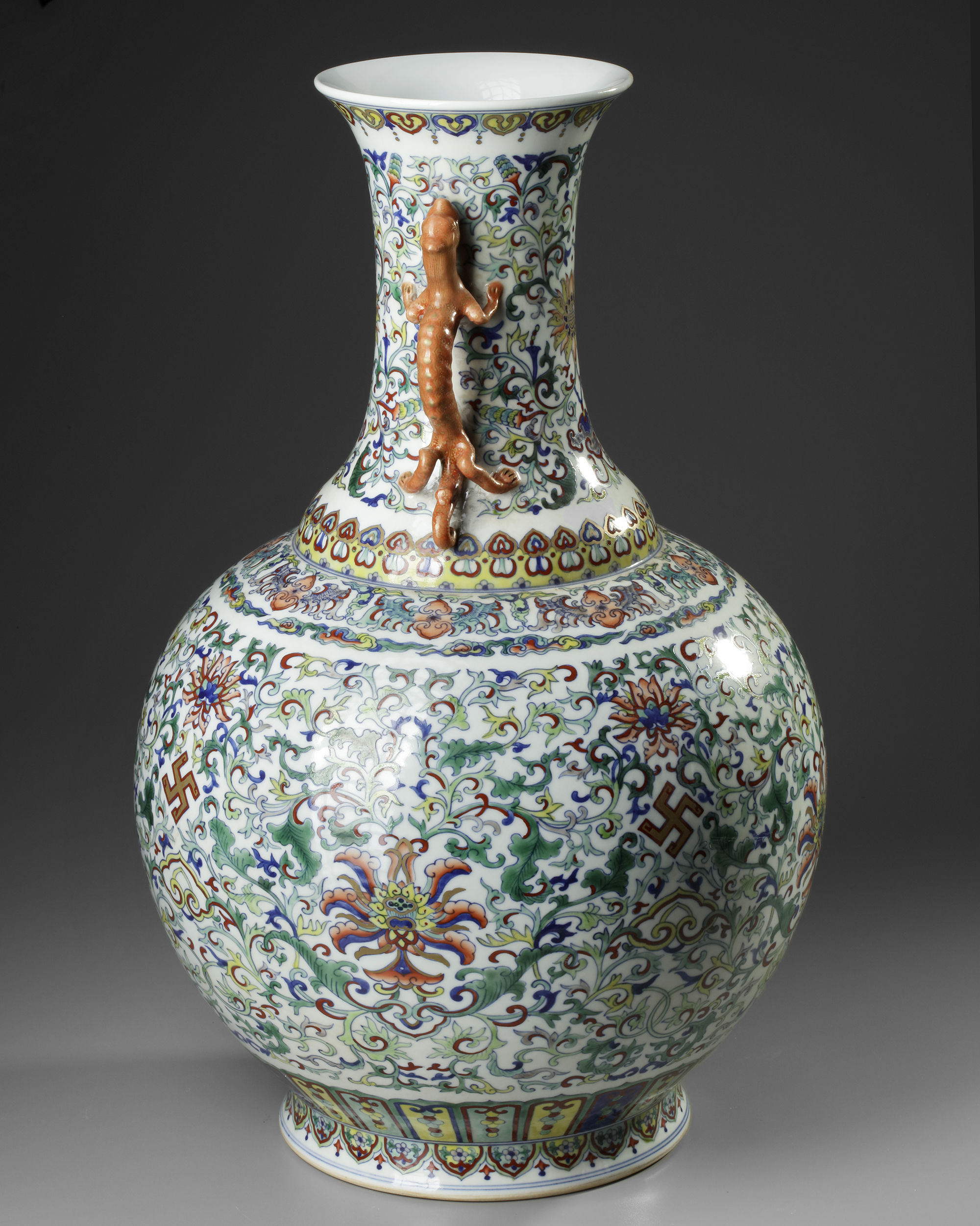 A LARGE CHINESE DOUCAI BOTTLE VASE, 19TH-20TH CENTURY - Image 3 of 5