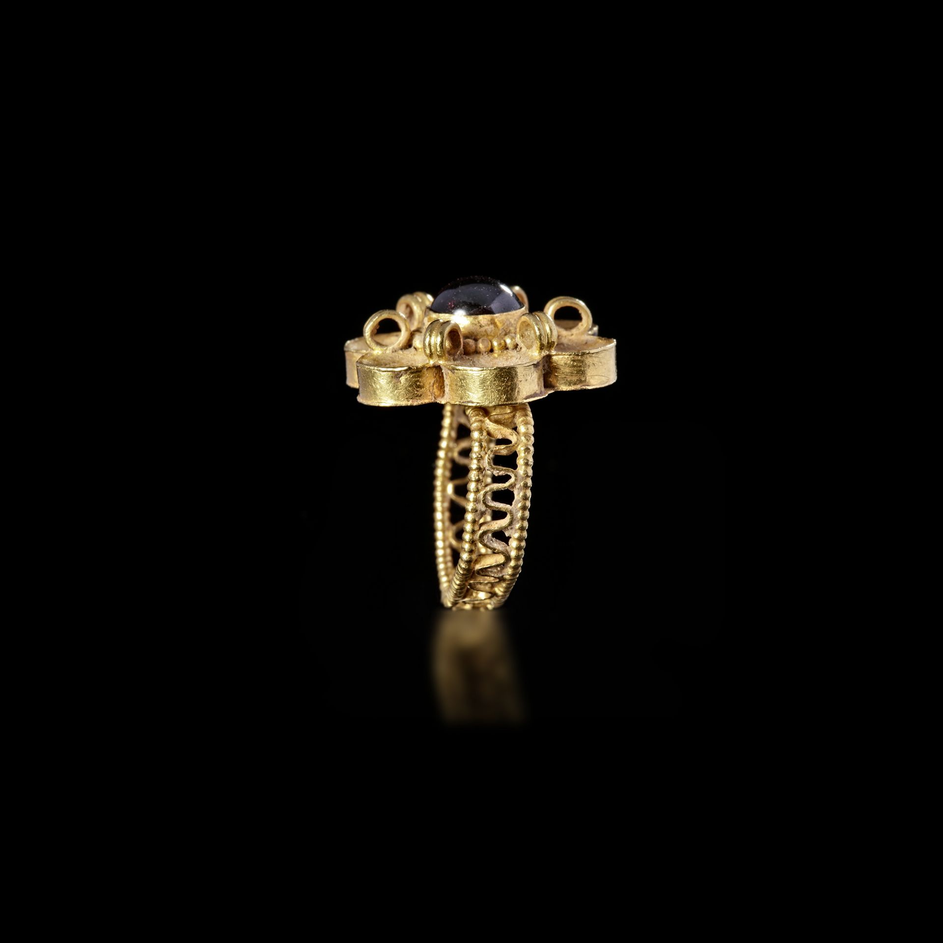 A LATE ROMAN/EARLY BYZANTINE GOLD RING WITH A GARNET, 5TH-6TH CENTURY AD - Image 4 of 4