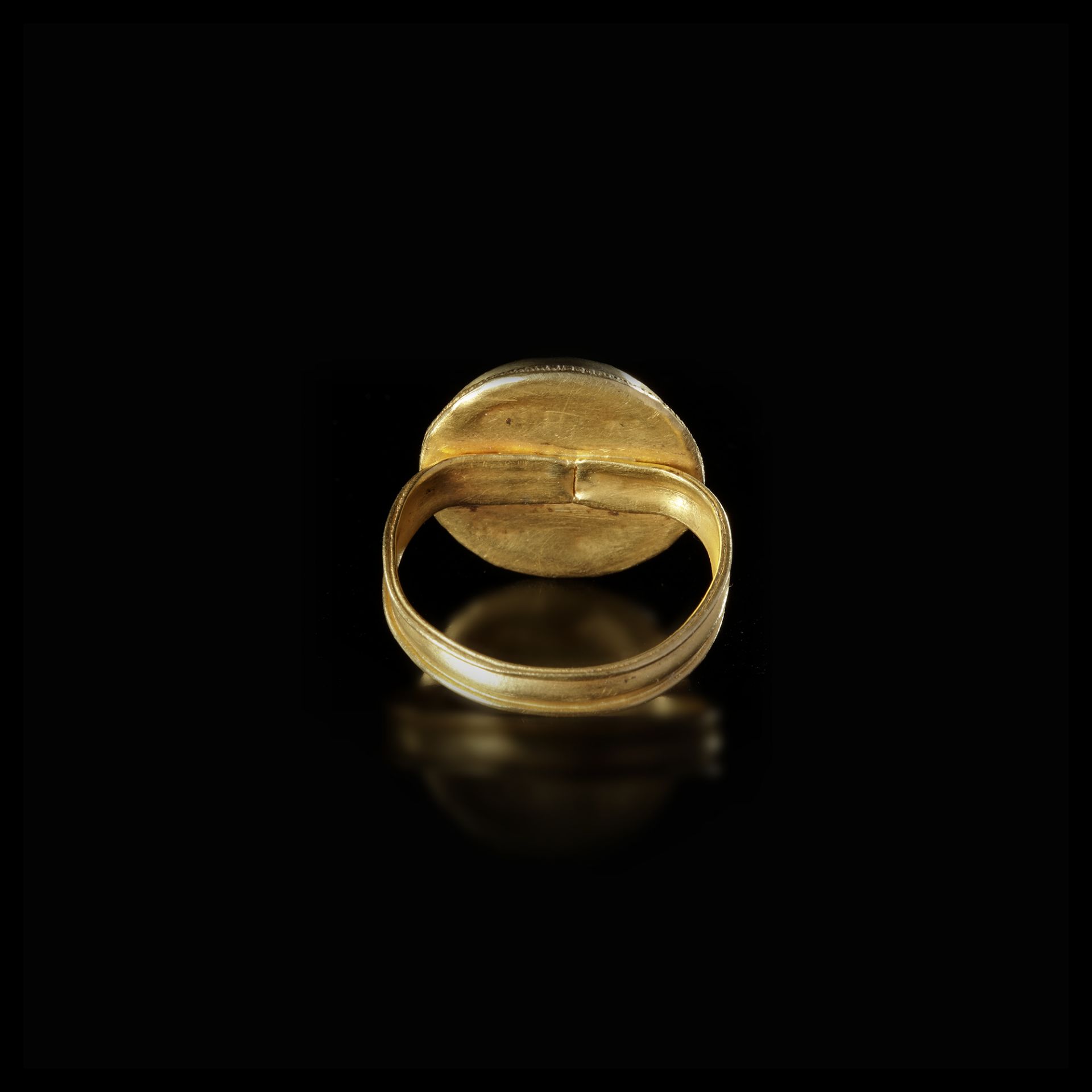 A GOLD GOTHIC RING WITH A GARNET INLAID BEZEL, 5TH CENTURY AD - Image 3 of 3