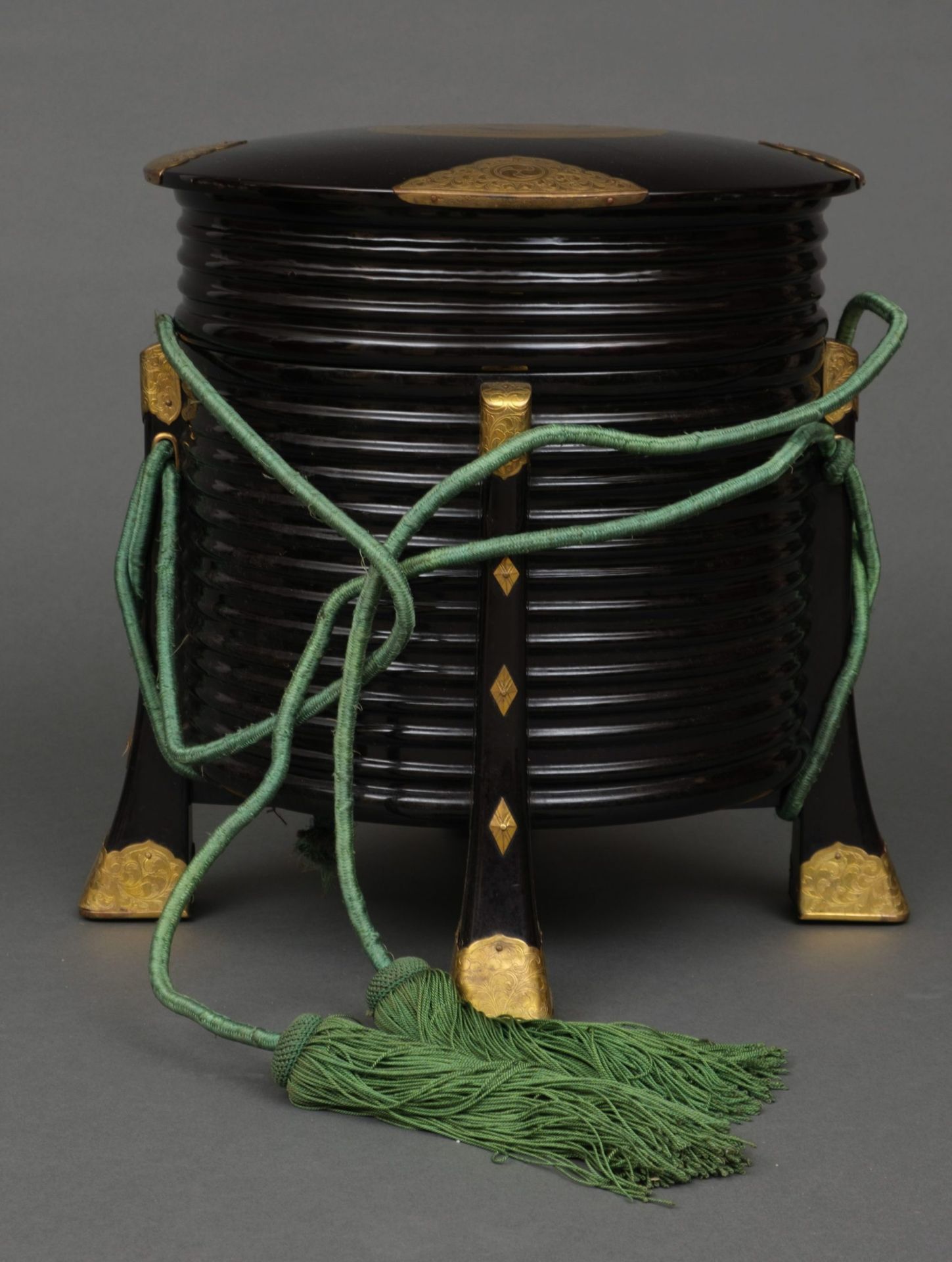 A PAIR OF JAPANESE BLACK LACQUERED WOODEN STORAGE CONTAINERS, FIRST HALF 19TH CENTURY (LATE EDO PERI - Bild 4 aus 5