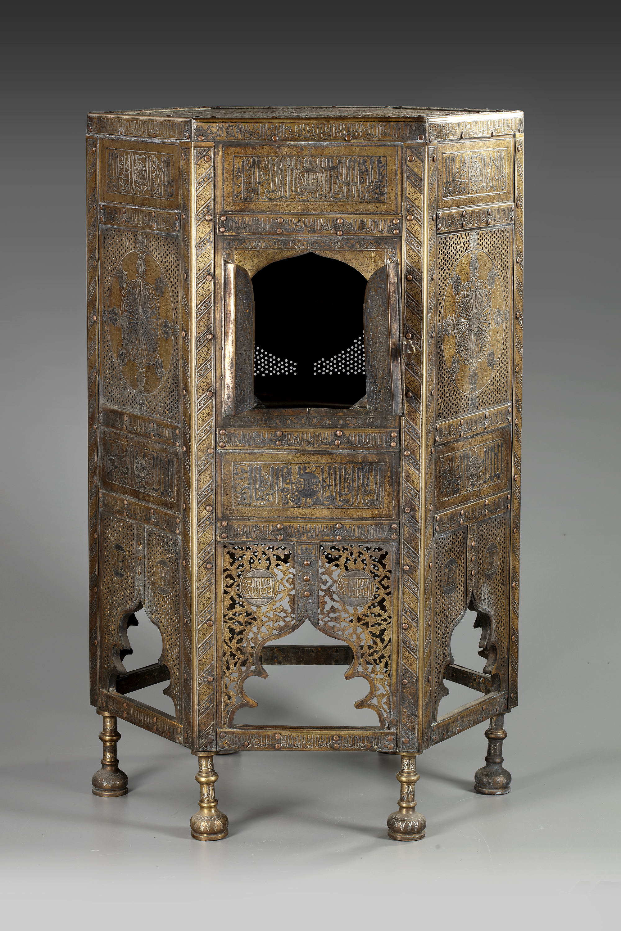 A LARGE CAIROWARE GOLD, SILVER AND COPPER INLAID BRASS KURSI, LATE 19TH CENTURY - Bild 3 aus 5