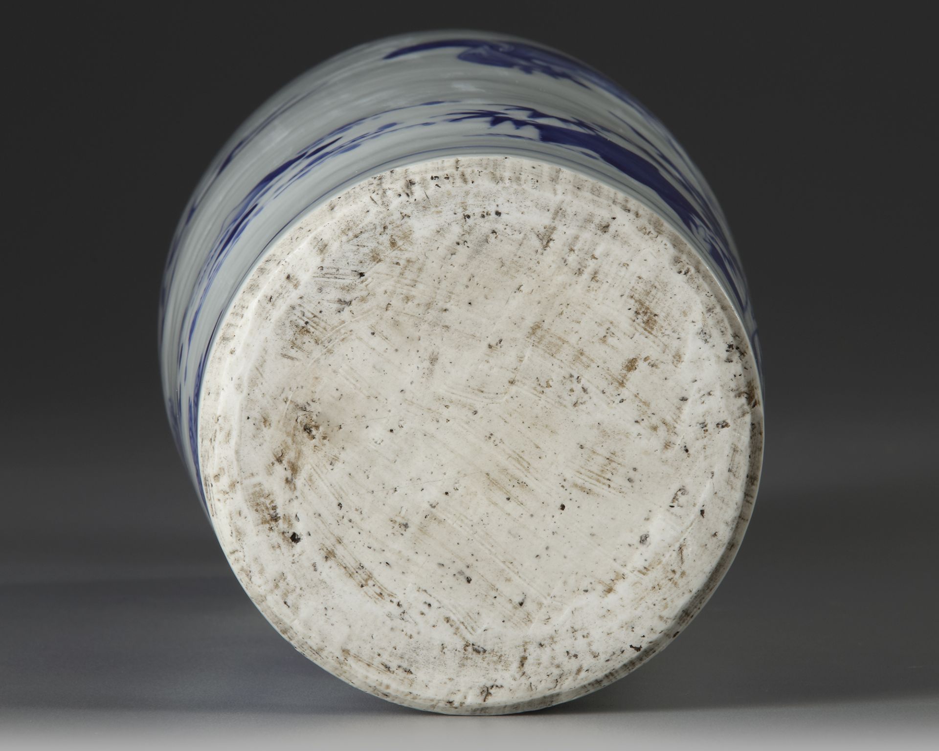 A CHINESE BLUE AND WHITE SLEEVE VASE, 19TH-20TH CENTURY - Bild 4 aus 4