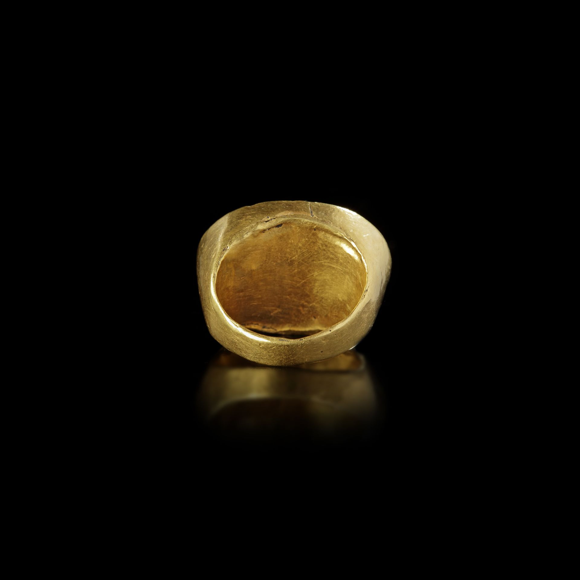A HELLENISTIC GOLD RING WITH AN INTAGLIO SHOWING A LOCUST, 2ND-3RD CENTURY BC - Image 2 of 4