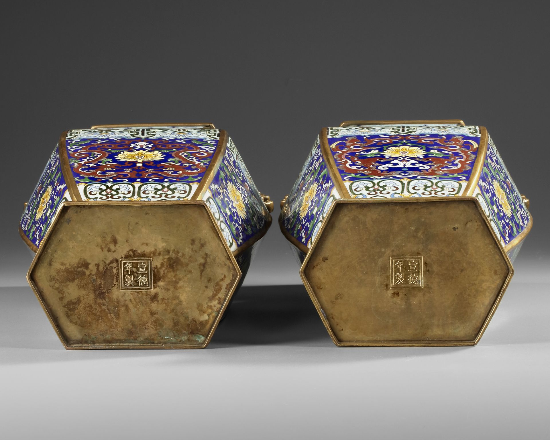 A PAIR OF CHINESE HEXAGONAL ENAMEL CLOISONNÉ VASES, 19TH-20TH CENTURY - Image 4 of 4