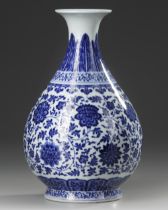 A CHINESE UNDER-GLAZE BLUE AND WHITE MING-STYLE PEAR SHAPED VASE, QING DYNASTY (1644-1911)