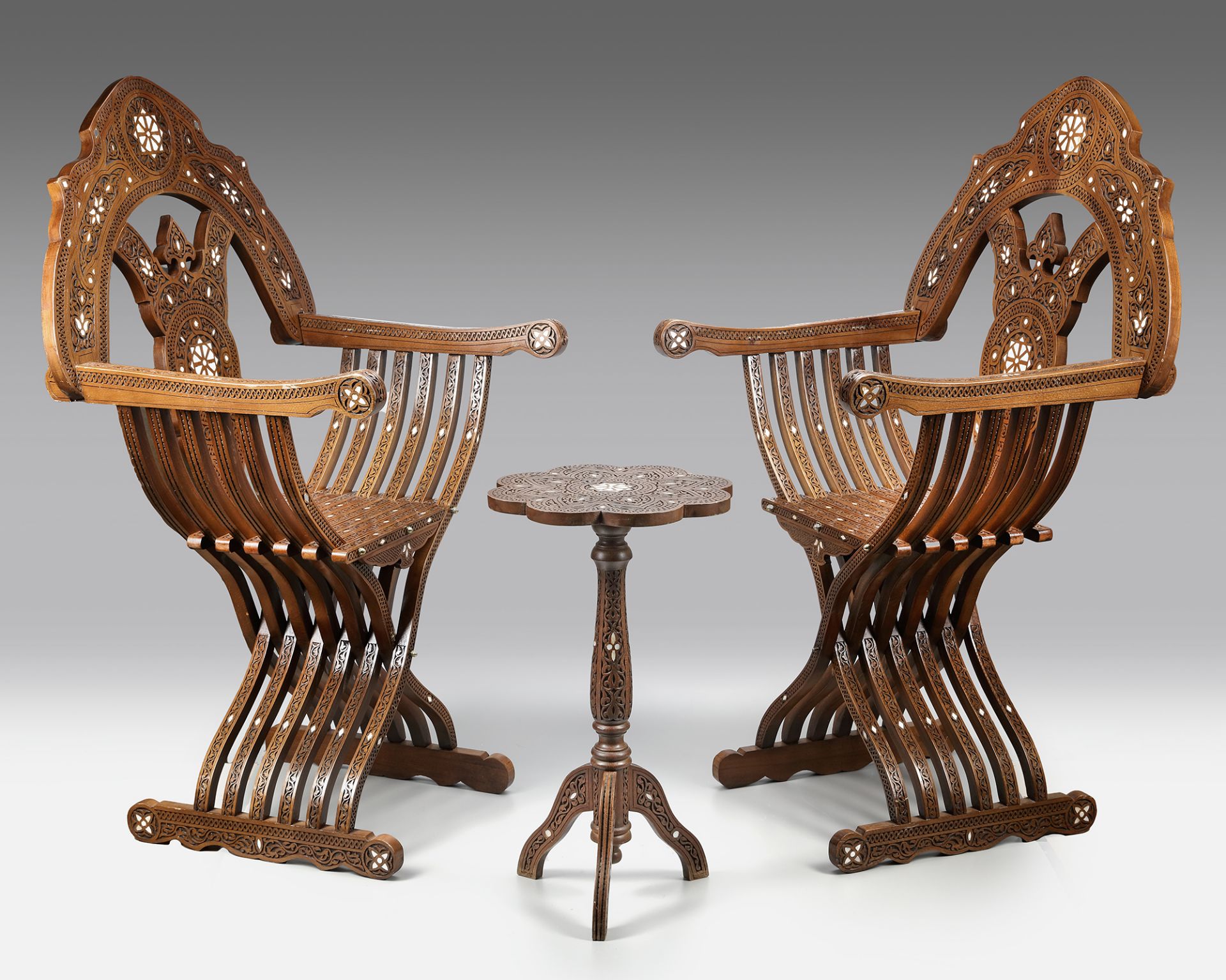 A PAIR OF SYRIAN MOTHER OF PEARL INLAID FOLDING CHAIRS AND A TABLE, LATE 19TH CENTURY - Bild 2 aus 3