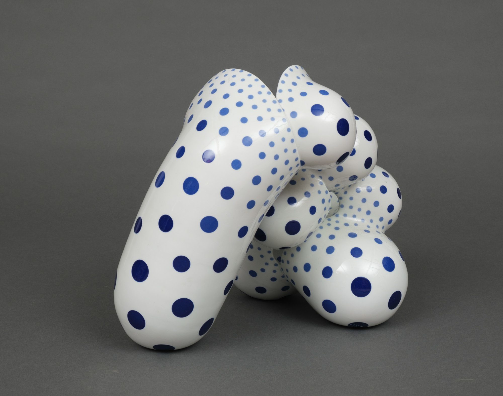 A LARGE PORCELAIN BIOMORPHIC SCULPTURE BY HARUMI NAKASHIMA, 2011 - Image 6 of 6