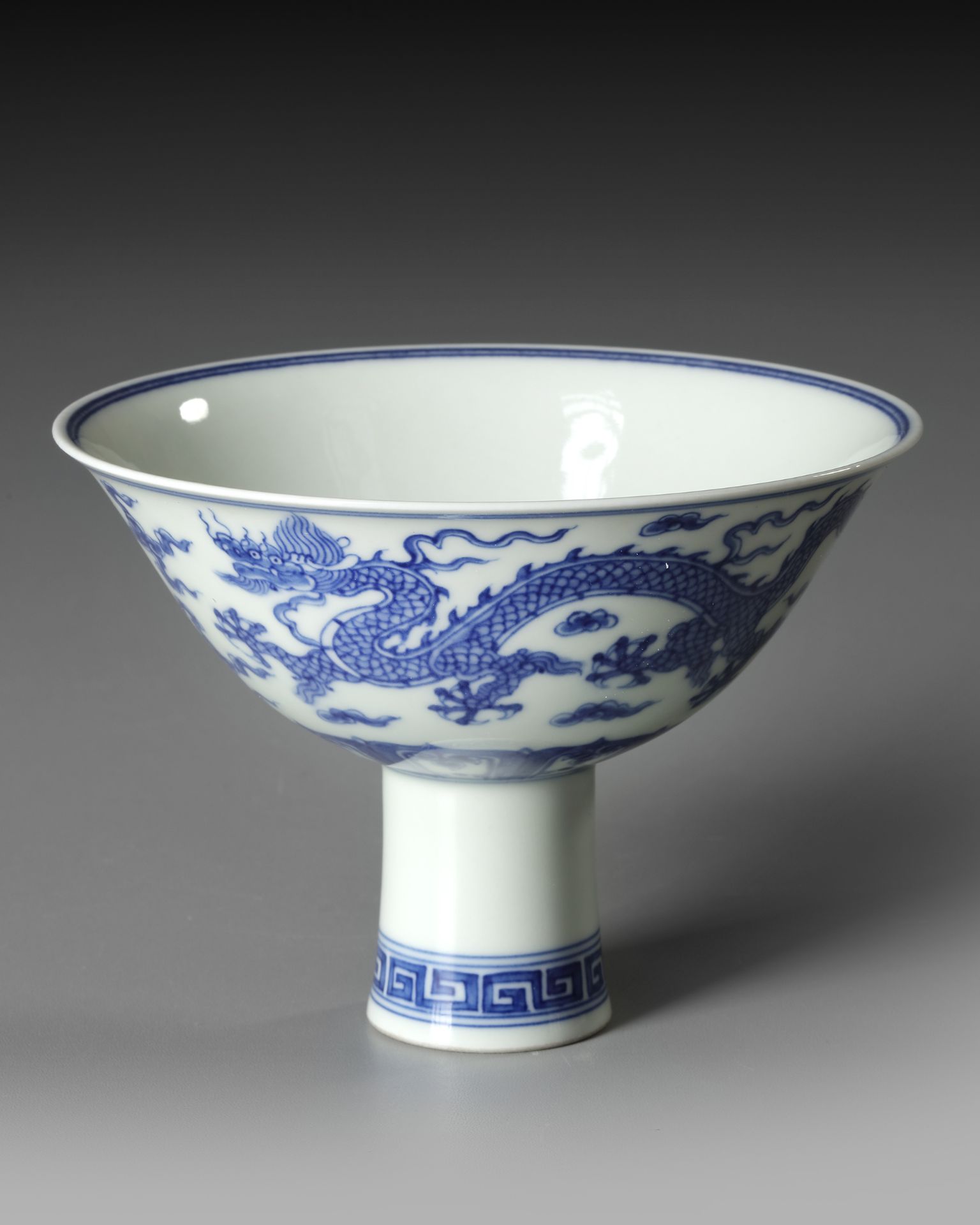 A CHINESE BLUE AND WHITE DRAGONS STEM BOWL, QING DYNASTY (1644-1911) - Bild 2 aus 5