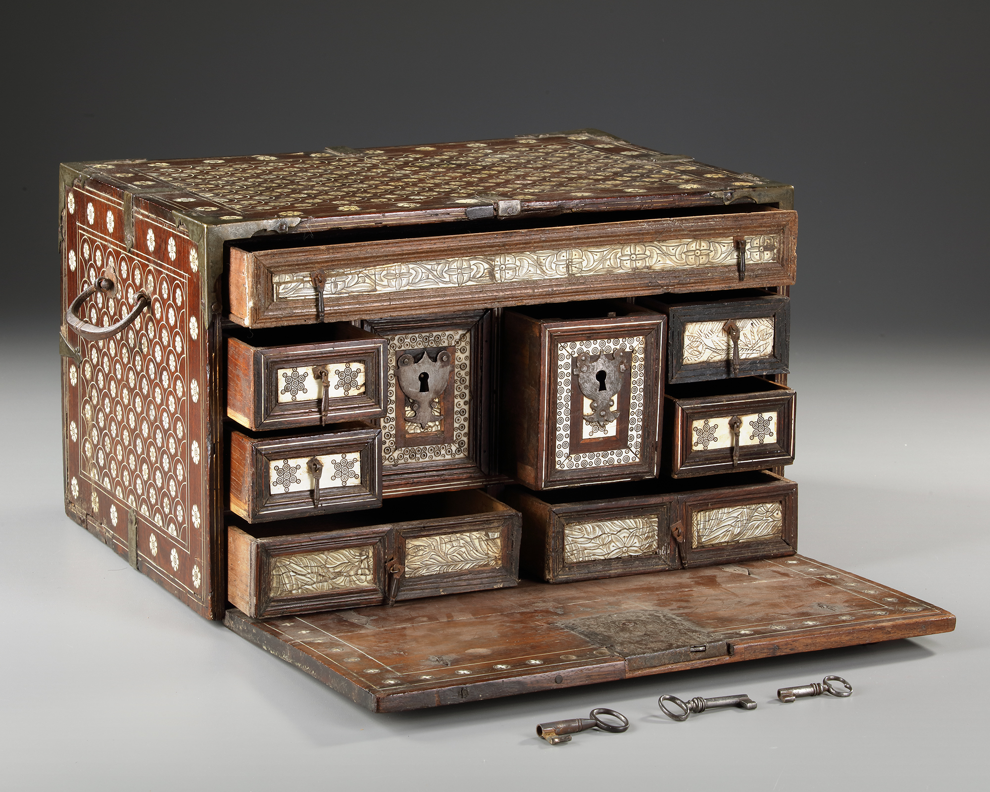 AN INDO-PORTUGUESE WOODEN AND BONE INLAID CHEST, GOA, 17TH CENTURY - Image 5 of 10