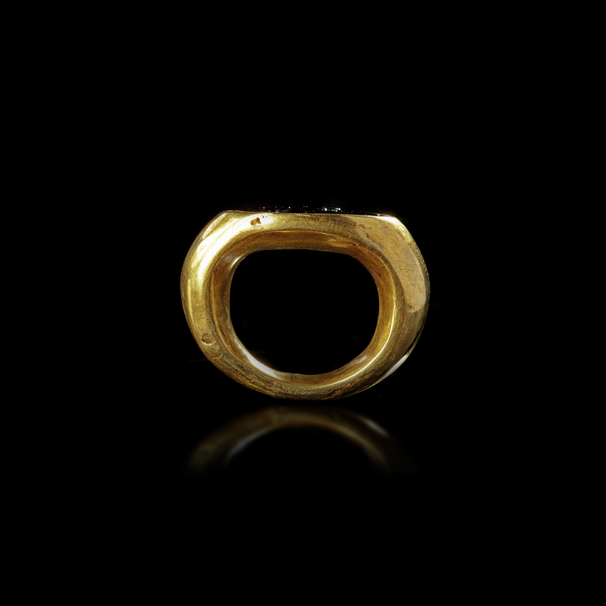 A LARGE ROMAN GOLD RING WITH A BLACK JASPER INTAGLIO OF MINERVA/ATHENA, 1ST CENTURY AD - Image 4 of 5