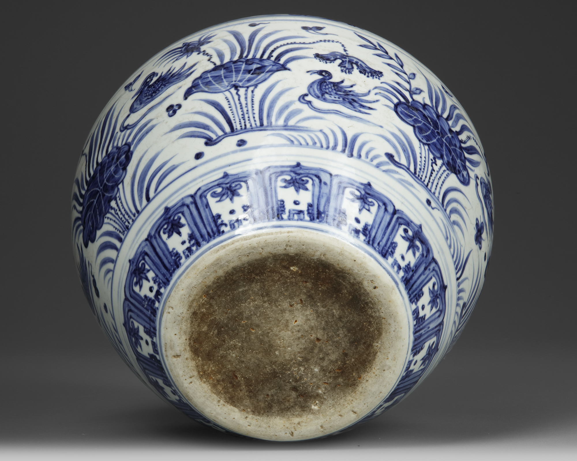 A CHINESE BLUE AND WHITE JAR, MING DYNASTY (1368-1644) OR LATER - Image 4 of 4