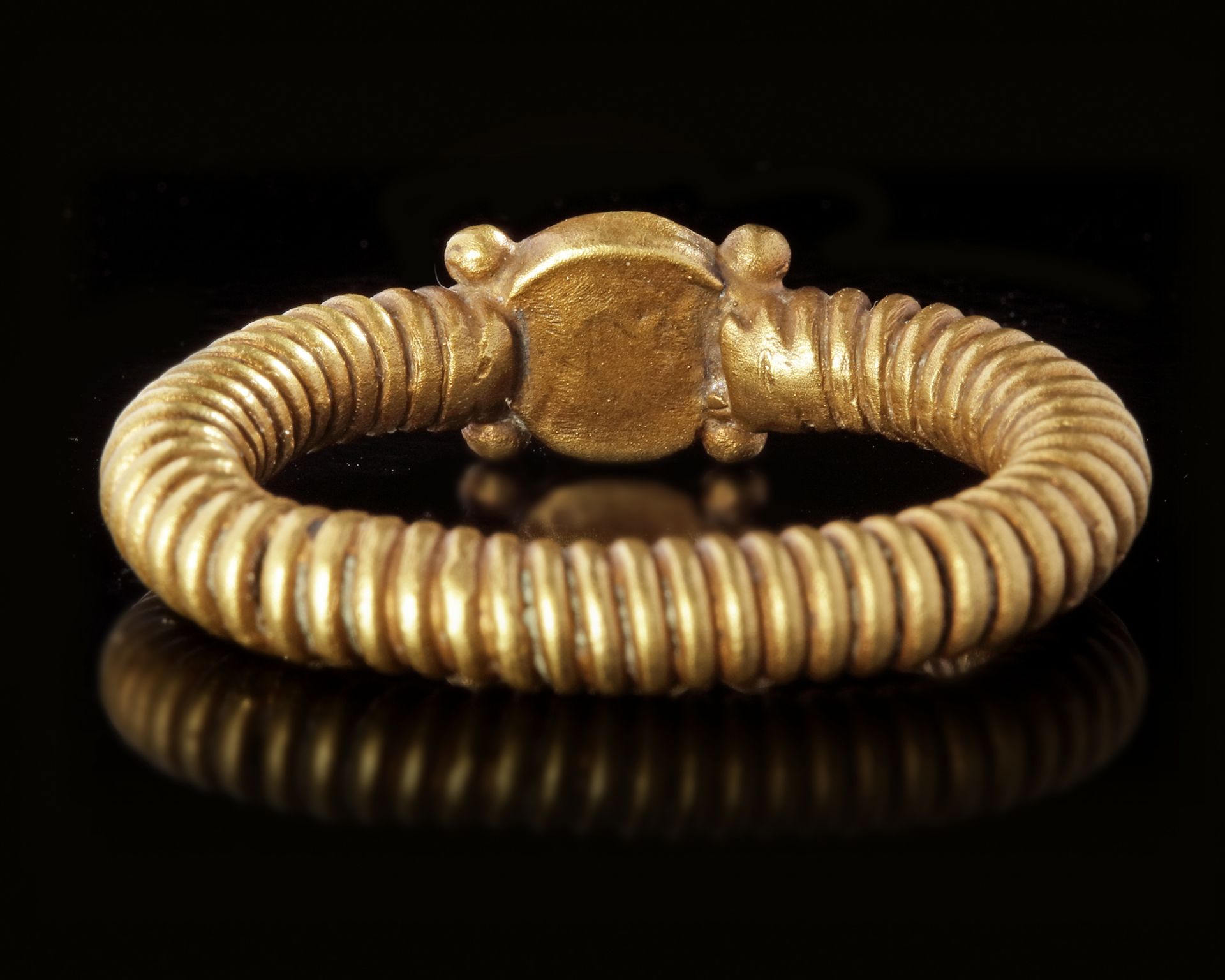 A PHOENICIAN GOLD RING, 5TH-6TH CENTURY BC - Bild 3 aus 3
