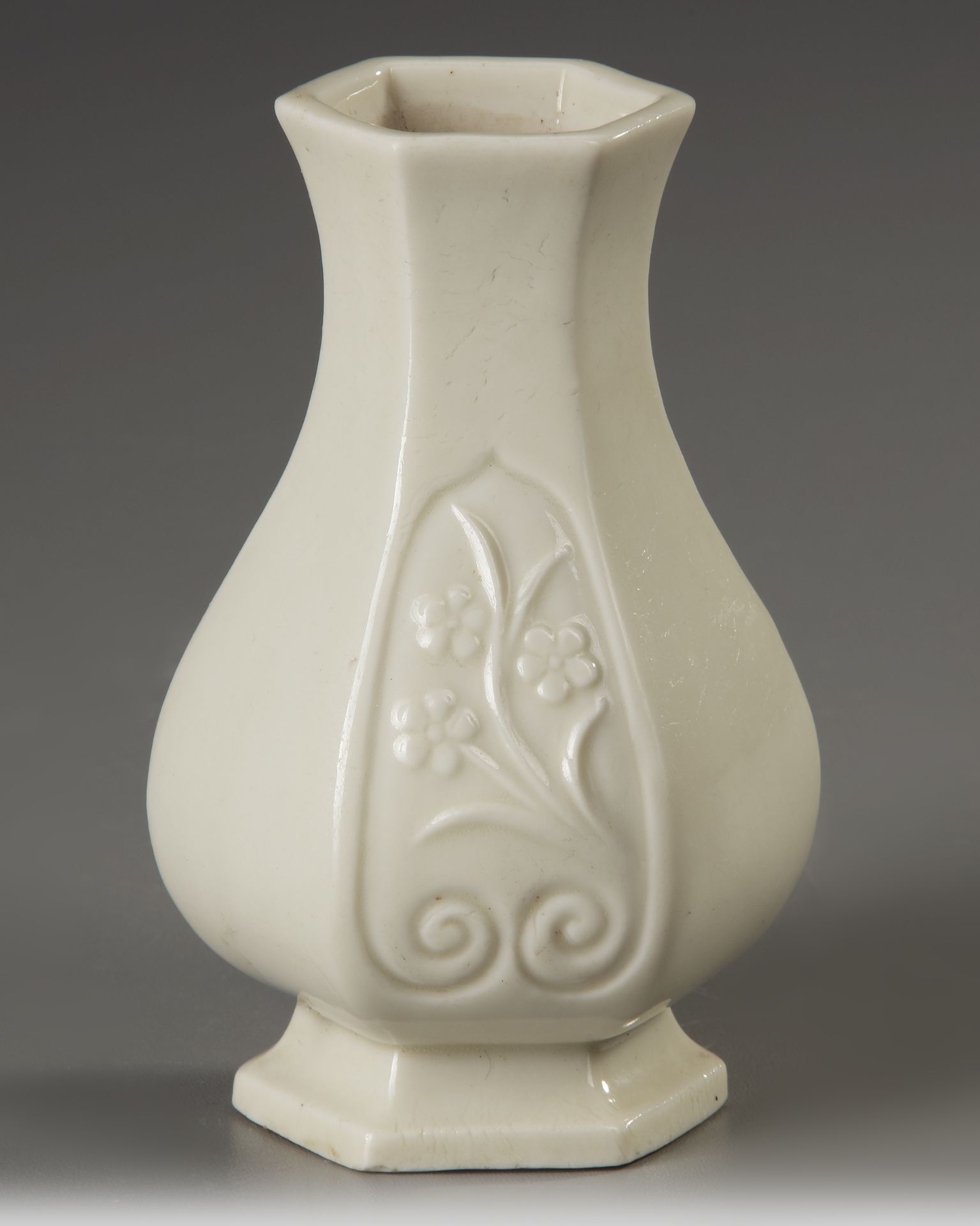 A SMALL CHINESE DEHUA VASE, 17TH CENTURY - Bild 2 aus 4