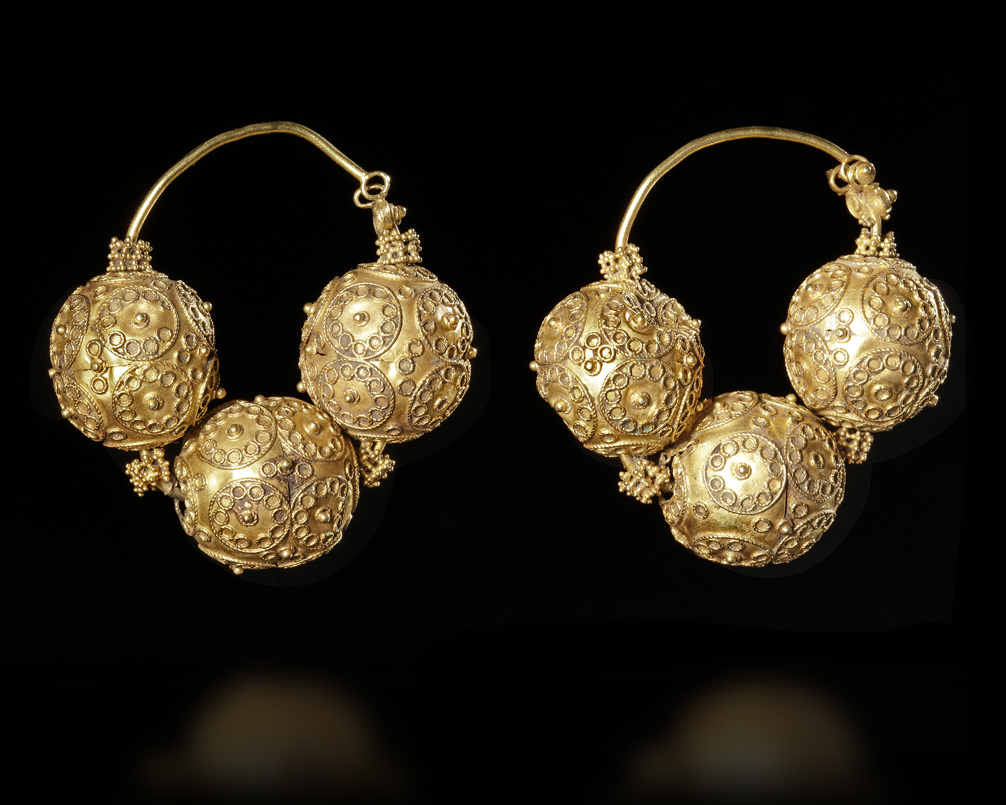 A PAIR OF EARLY ISLAMIC GOLD EARRINGS, 12TH CENTURY - Image 4 of 6