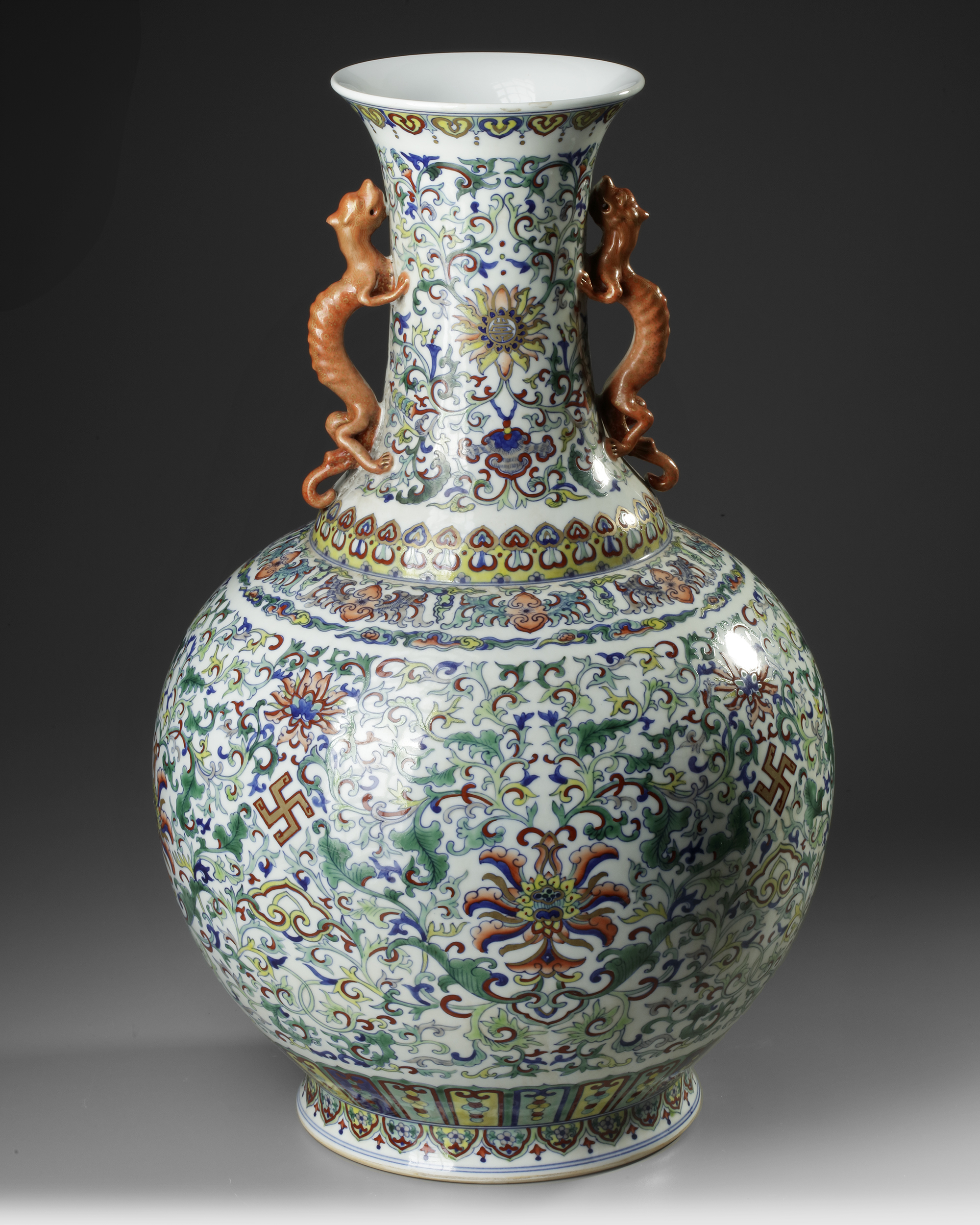 A LARGE CHINESE DOUCAI BOTTLE VASE, 19TH-20TH CENTURY - Image 2 of 5