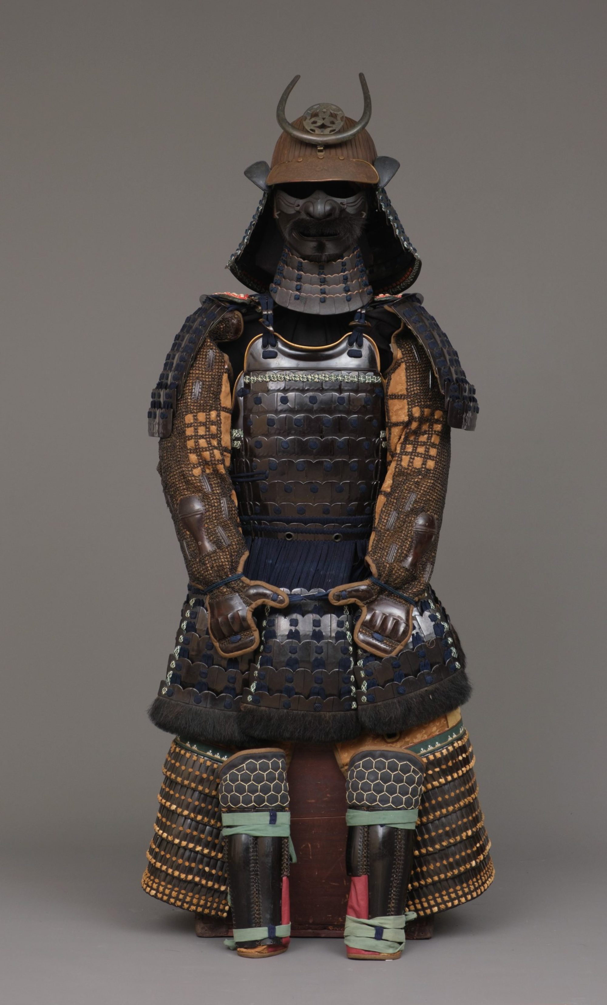 A JAPANESE SUIT OF ARMOUR (YOROI), FIRST HALF 19TH CENTURY (LATE EDO PERIOD) - Image 2 of 4