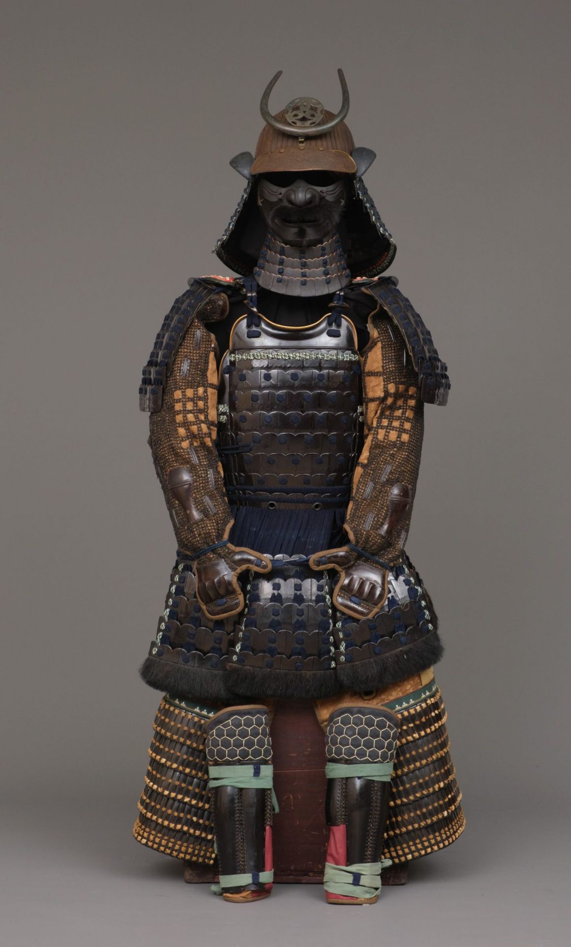 A JAPANESE SUIT OF ARMOUR (YOROI), FIRST HALF 19TH CENTURY (LATE EDO PERIOD) - Bild 2 aus 4